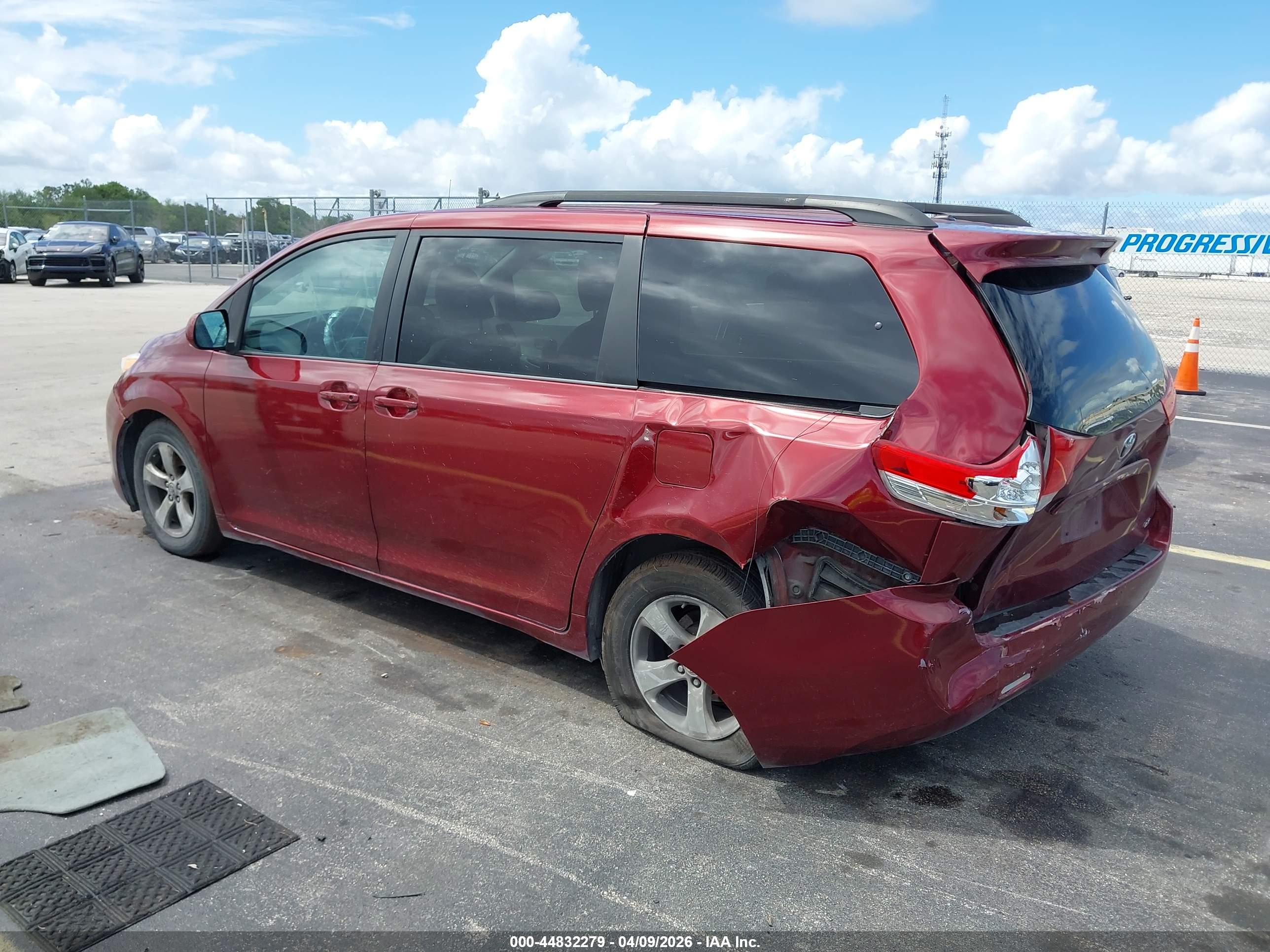 TOYOTA SIENNA image 3