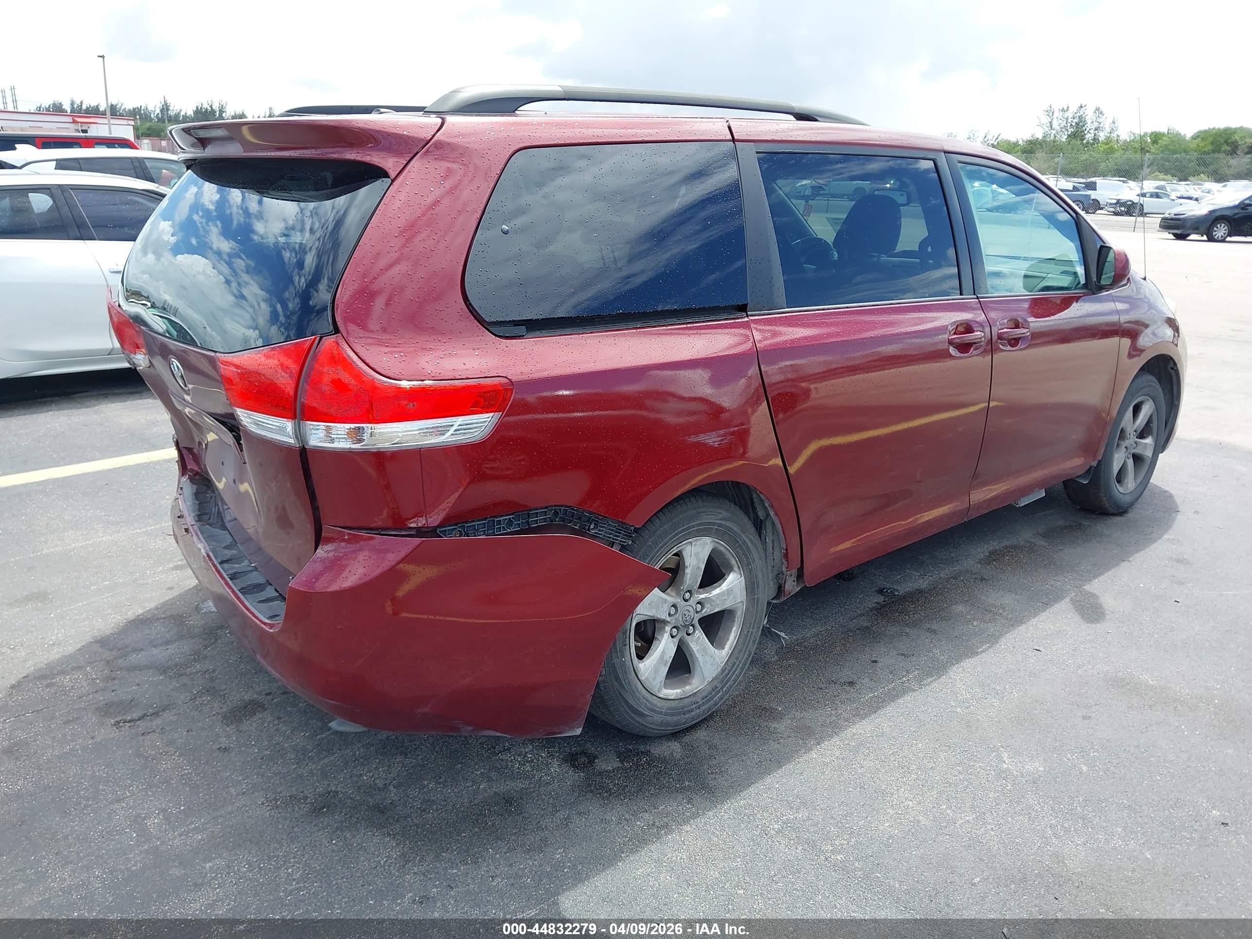 TOYOTA SIENNA image 4