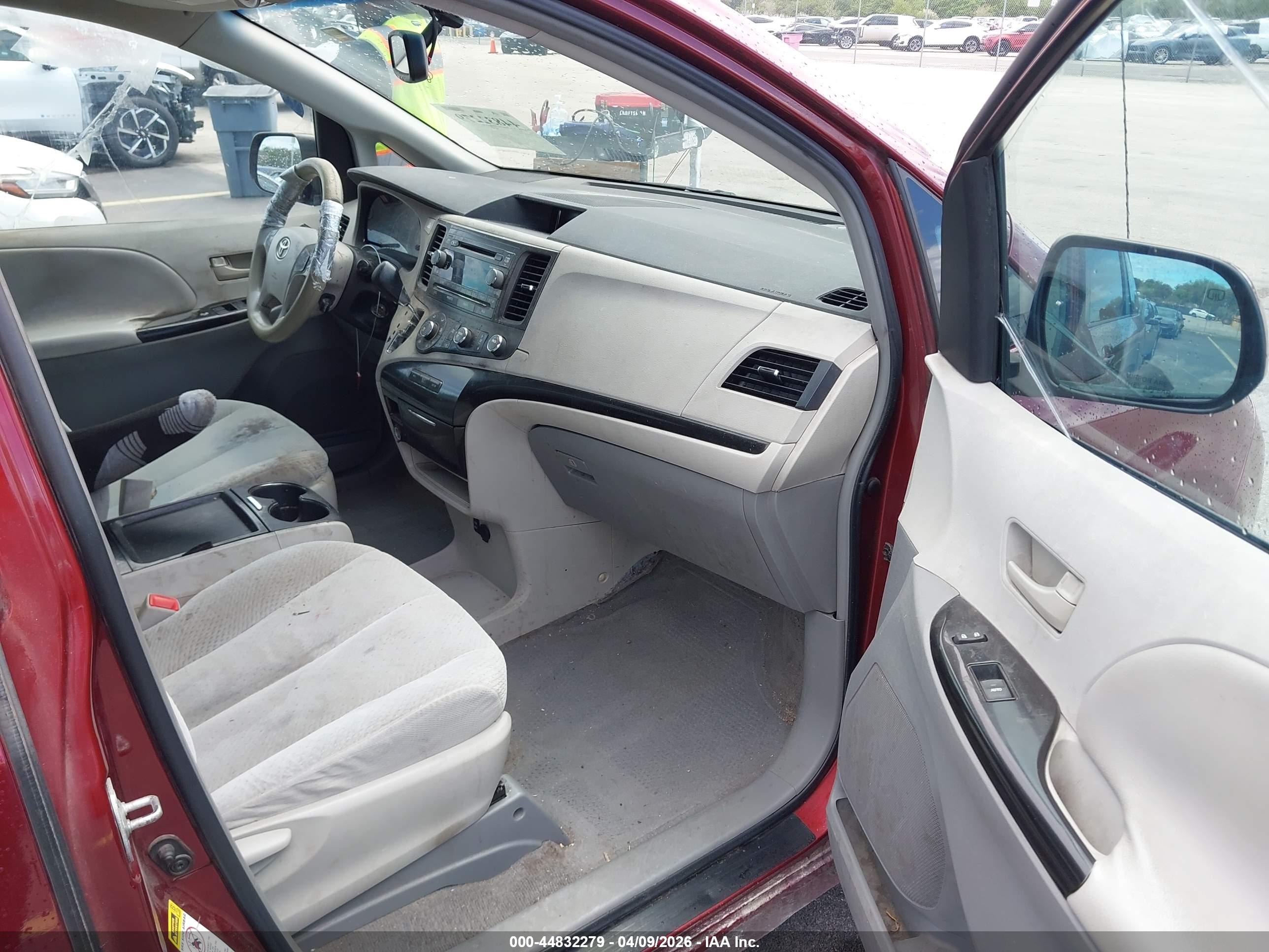 TOYOTA SIENNA image 5
