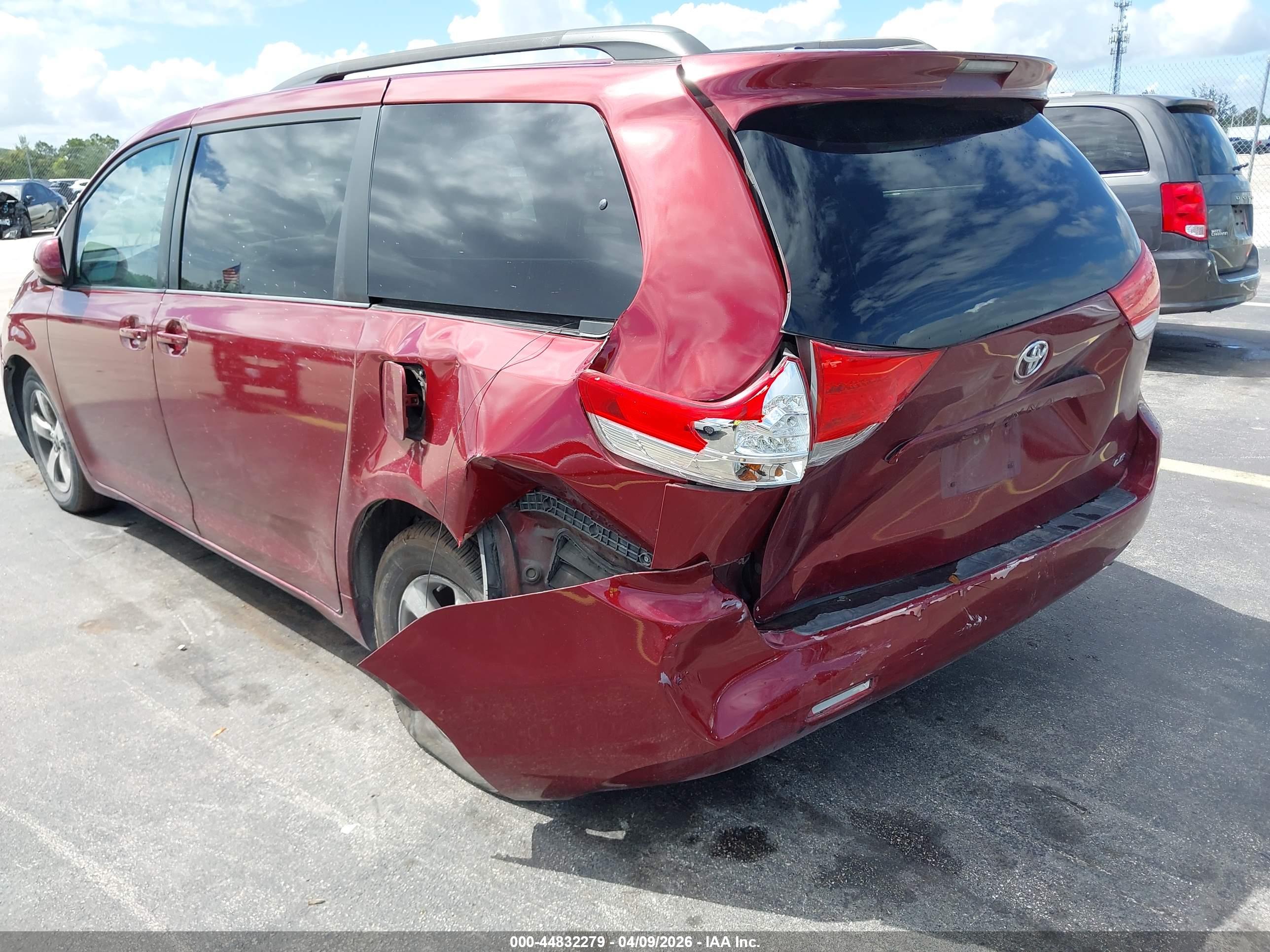 TOYOTA SIENNA image 6