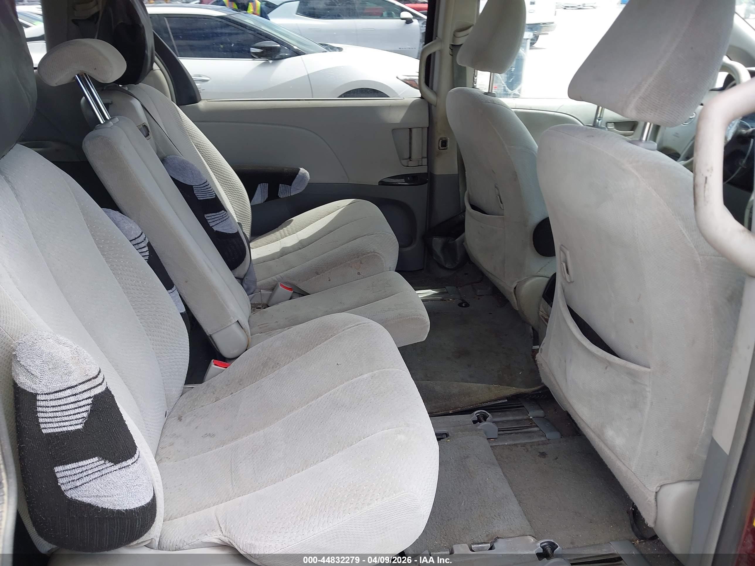 TOYOTA SIENNA image 8