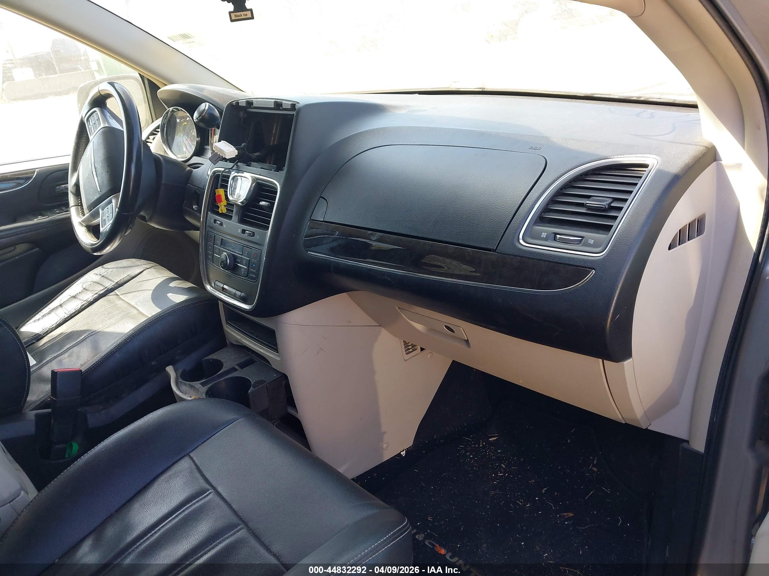 CHRYSLER TOWN image 5