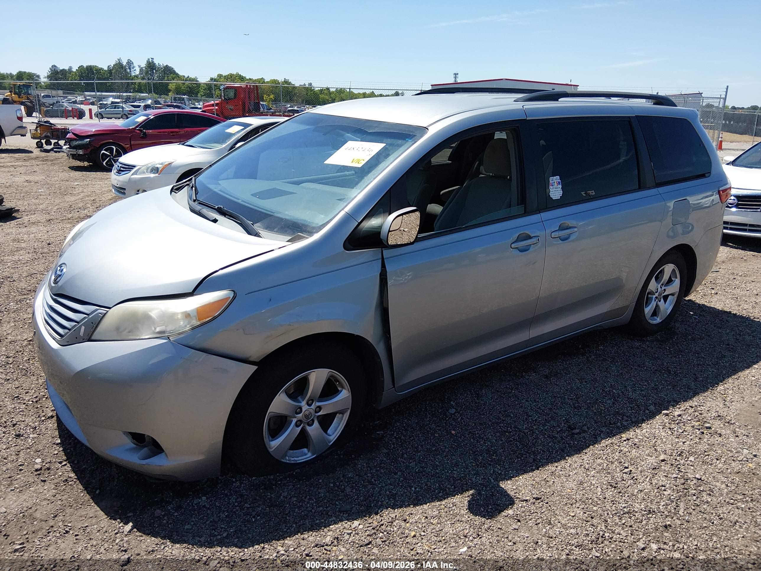 TOYOTA SIENNA image 2