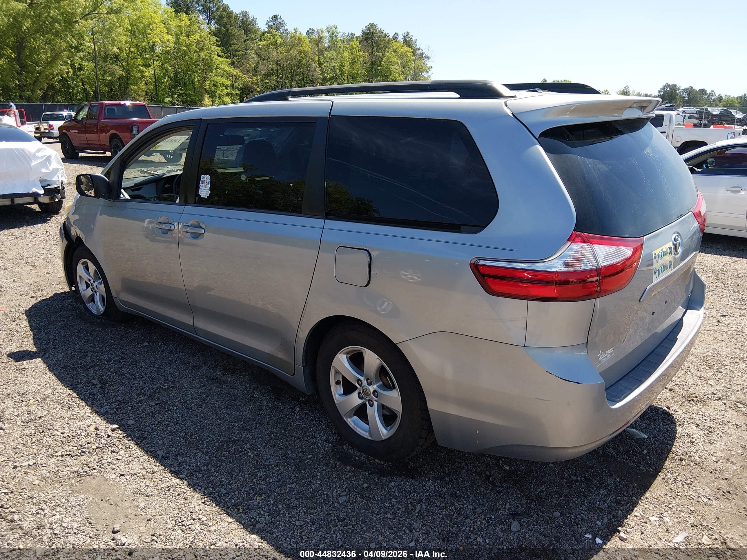 TOYOTA SIENNA image 3