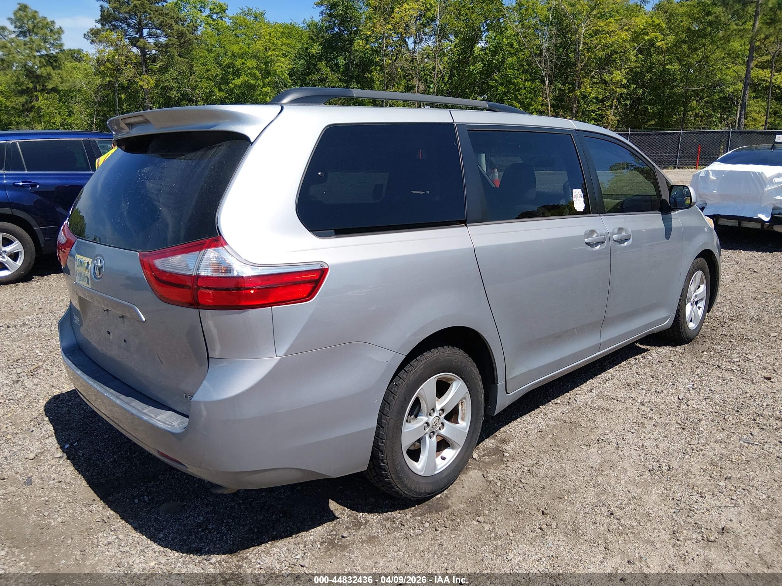 TOYOTA SIENNA image 4