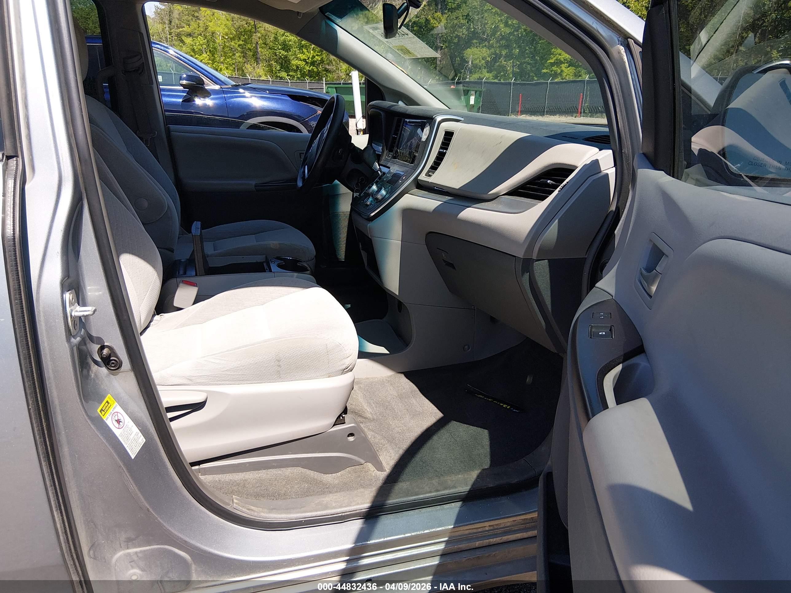 TOYOTA SIENNA image 5
