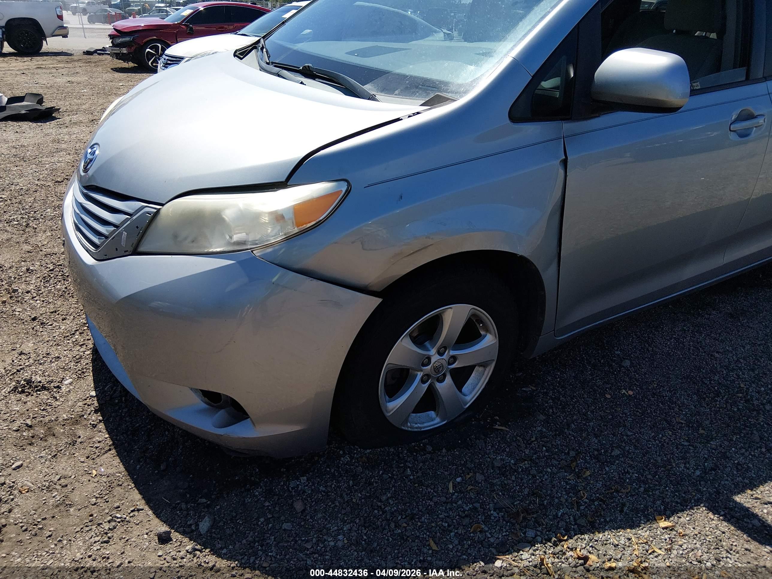 TOYOTA SIENNA image 6