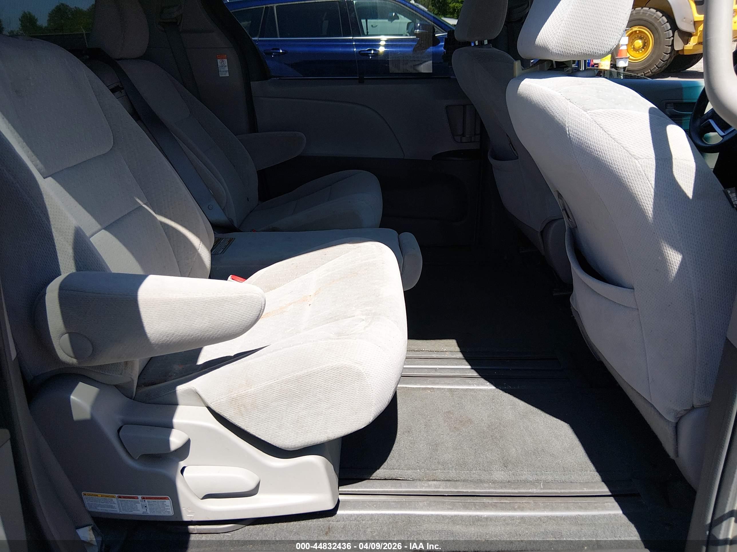 TOYOTA SIENNA image 8
