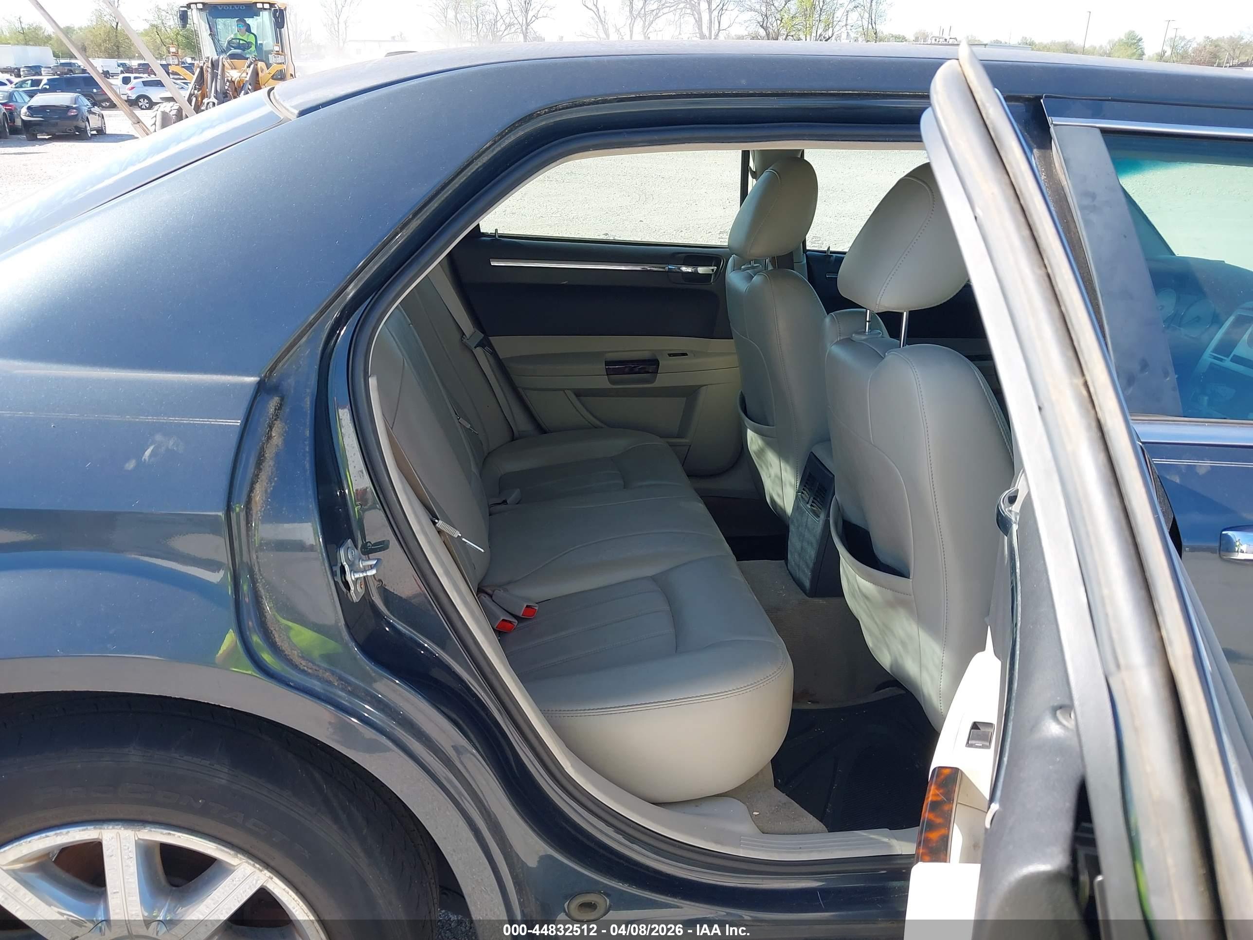 CHRYSLER 300C image 8