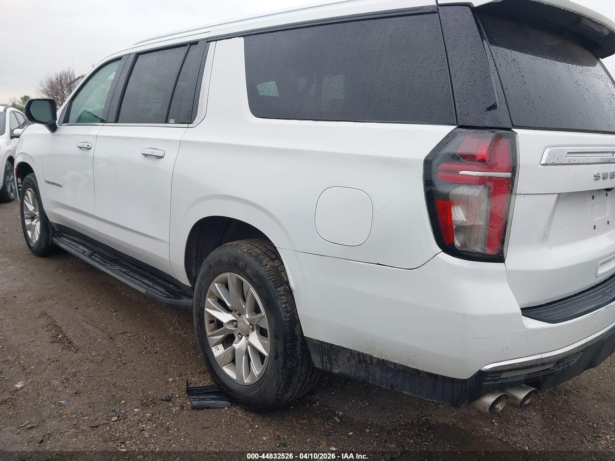 CHEVROLET SUBURBAN image 3