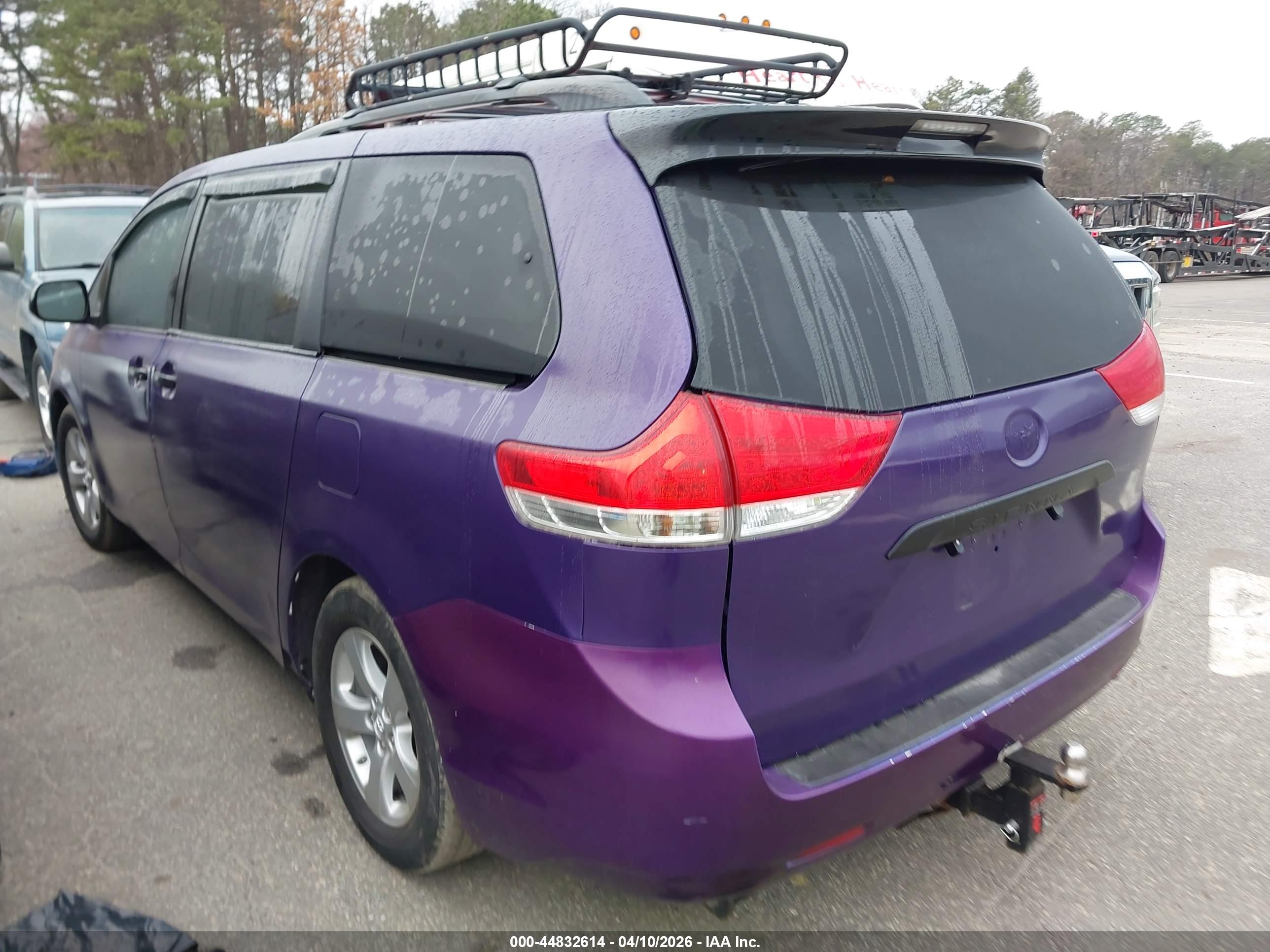 TOYOTA SIENNA image 3
