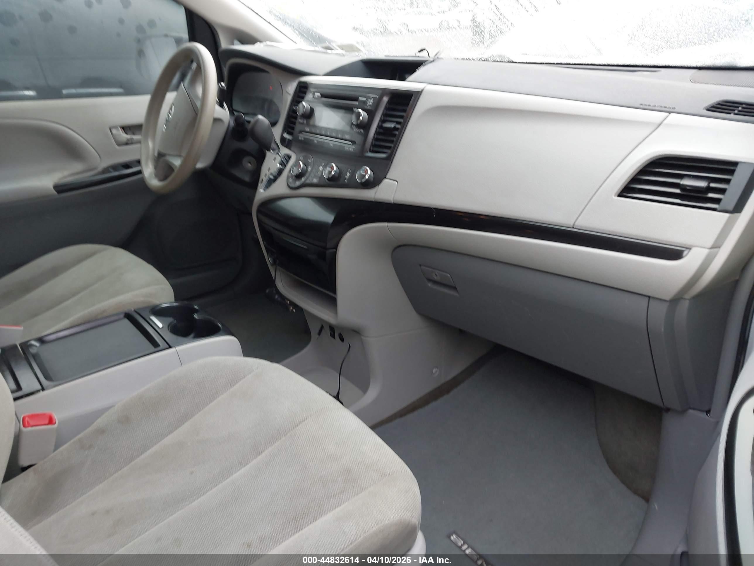 TOYOTA SIENNA image 5