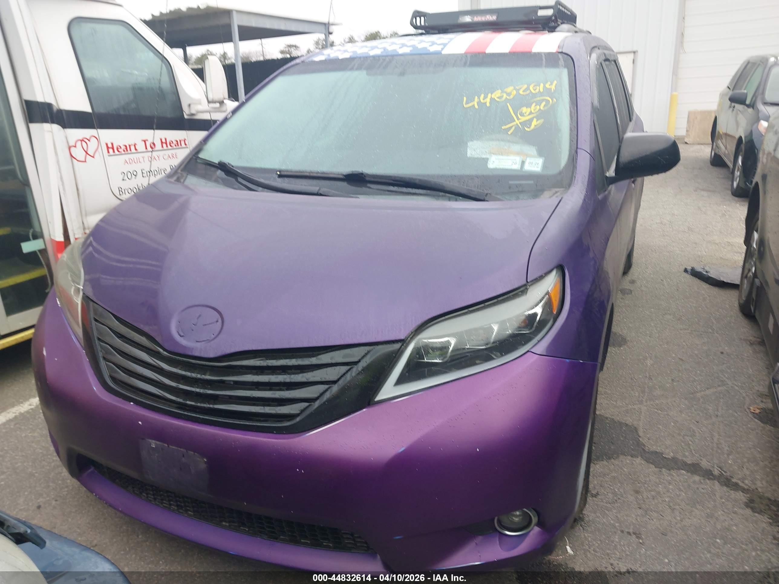 TOYOTA SIENNA image 6