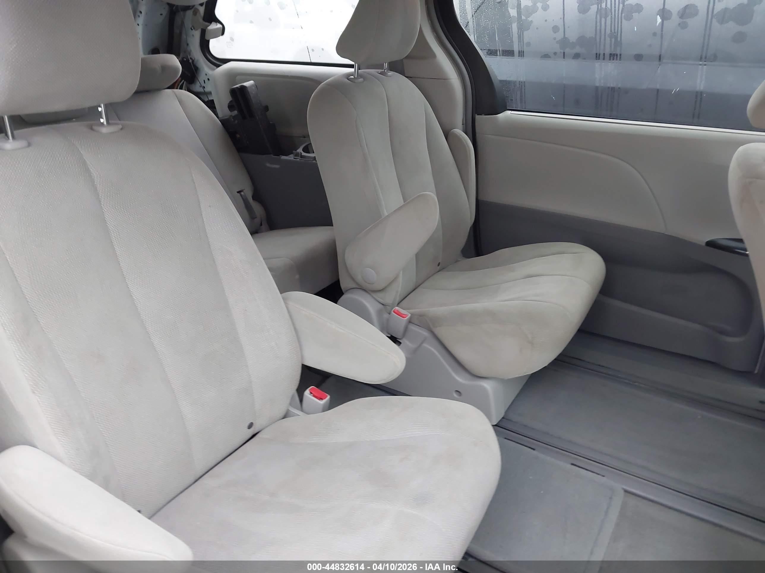 TOYOTA SIENNA image 8