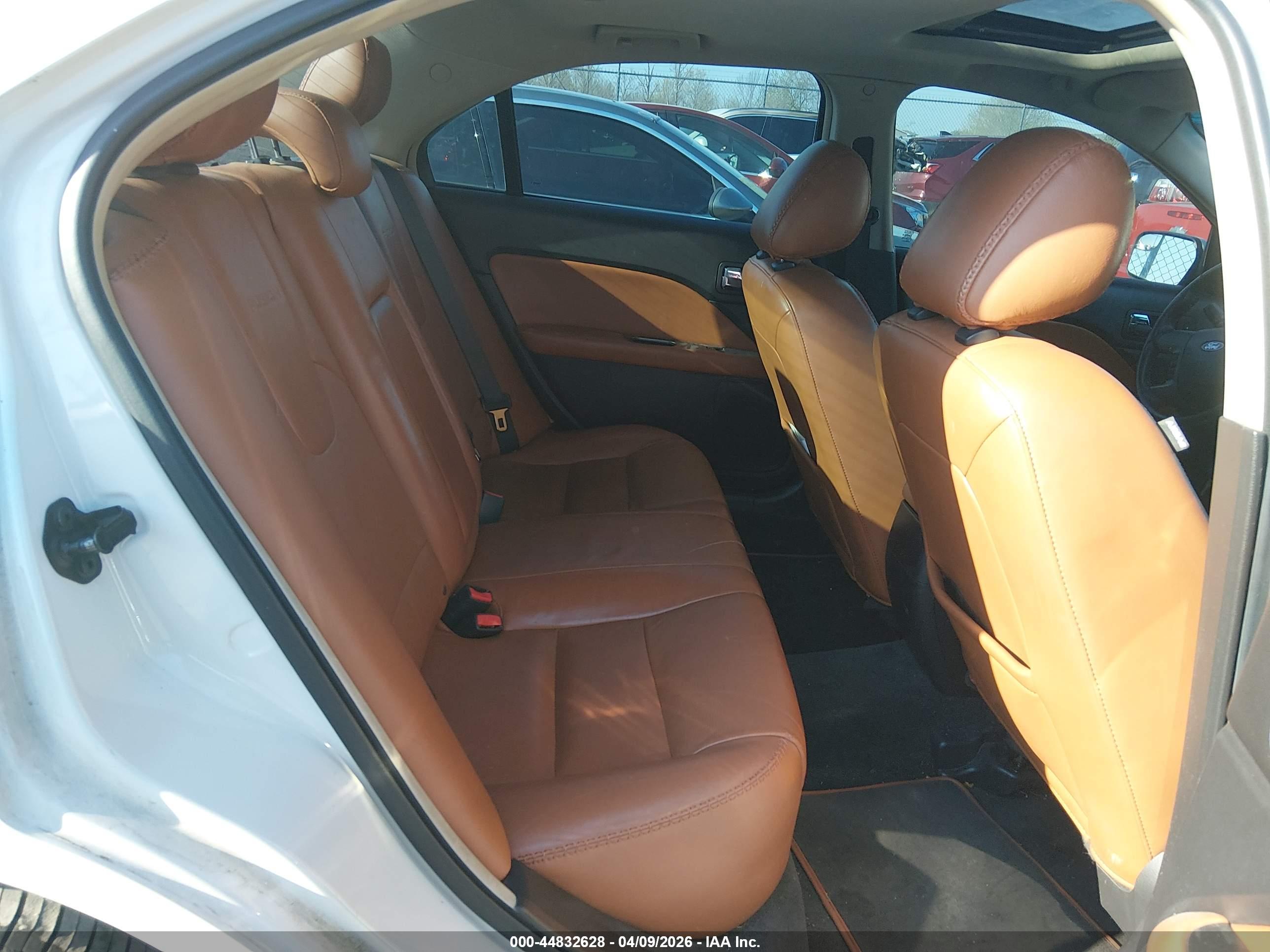 FORD FUSION image 8