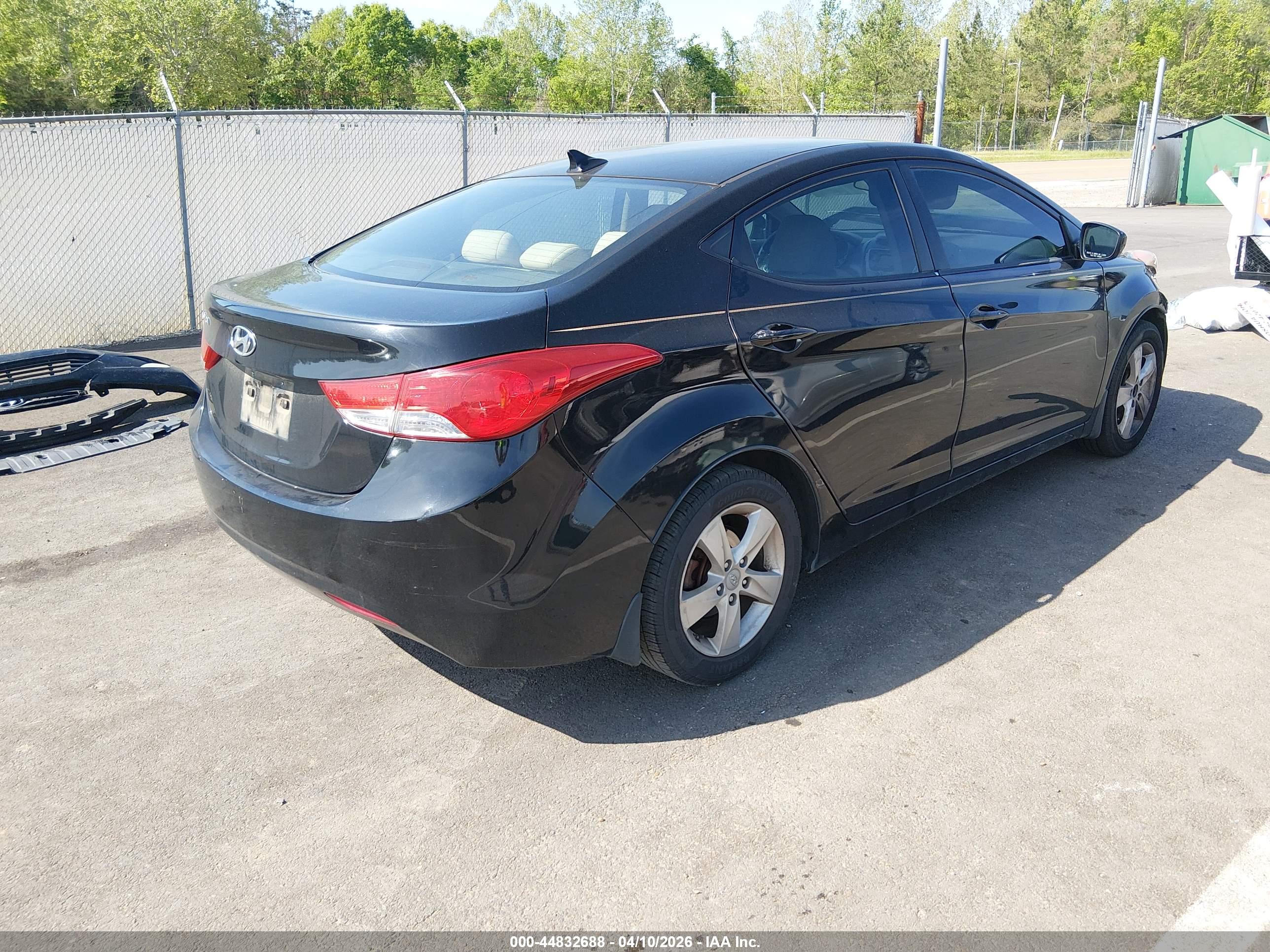 HYUNDAI ELANTRA image 4