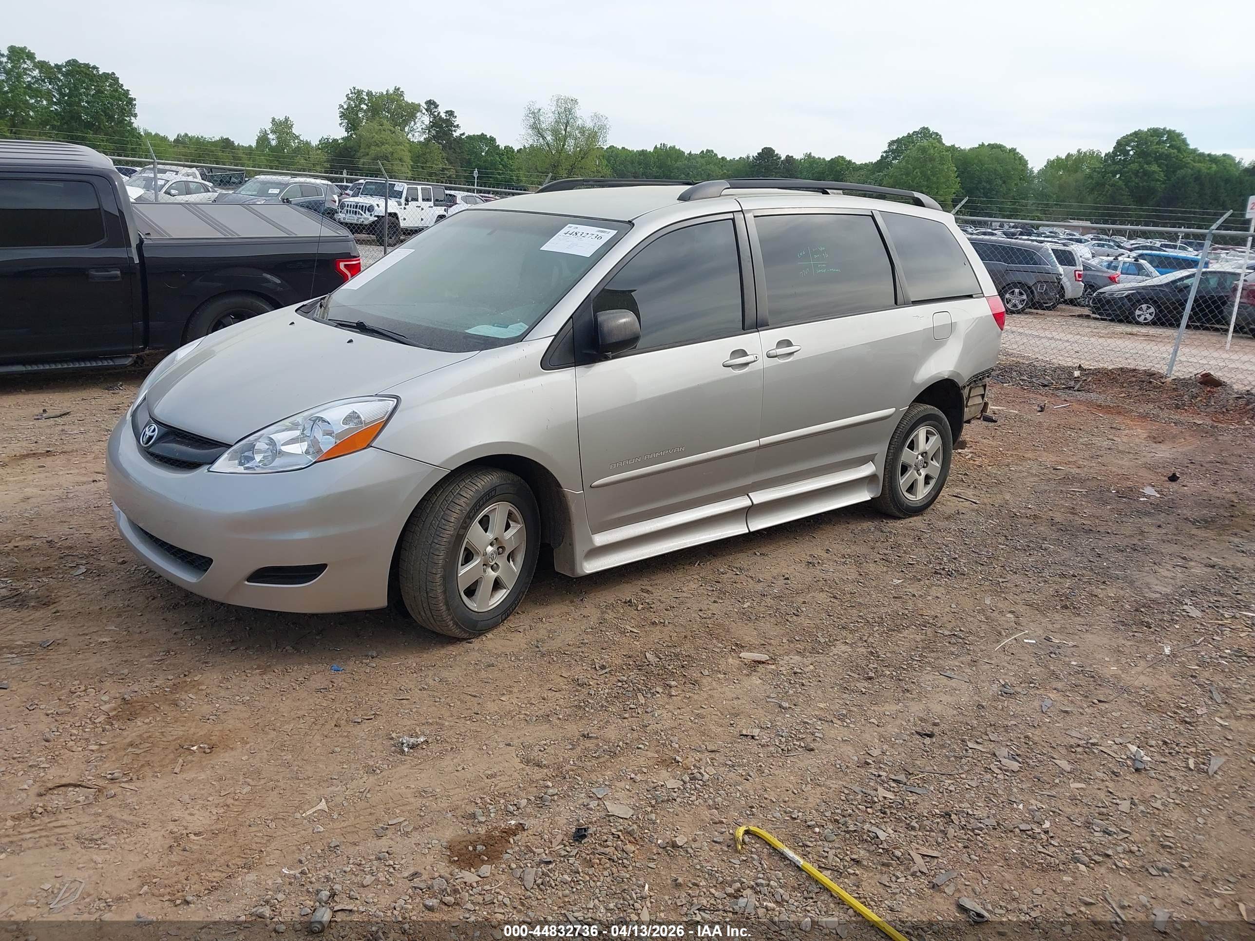 TOYOTA SIENNA image 2