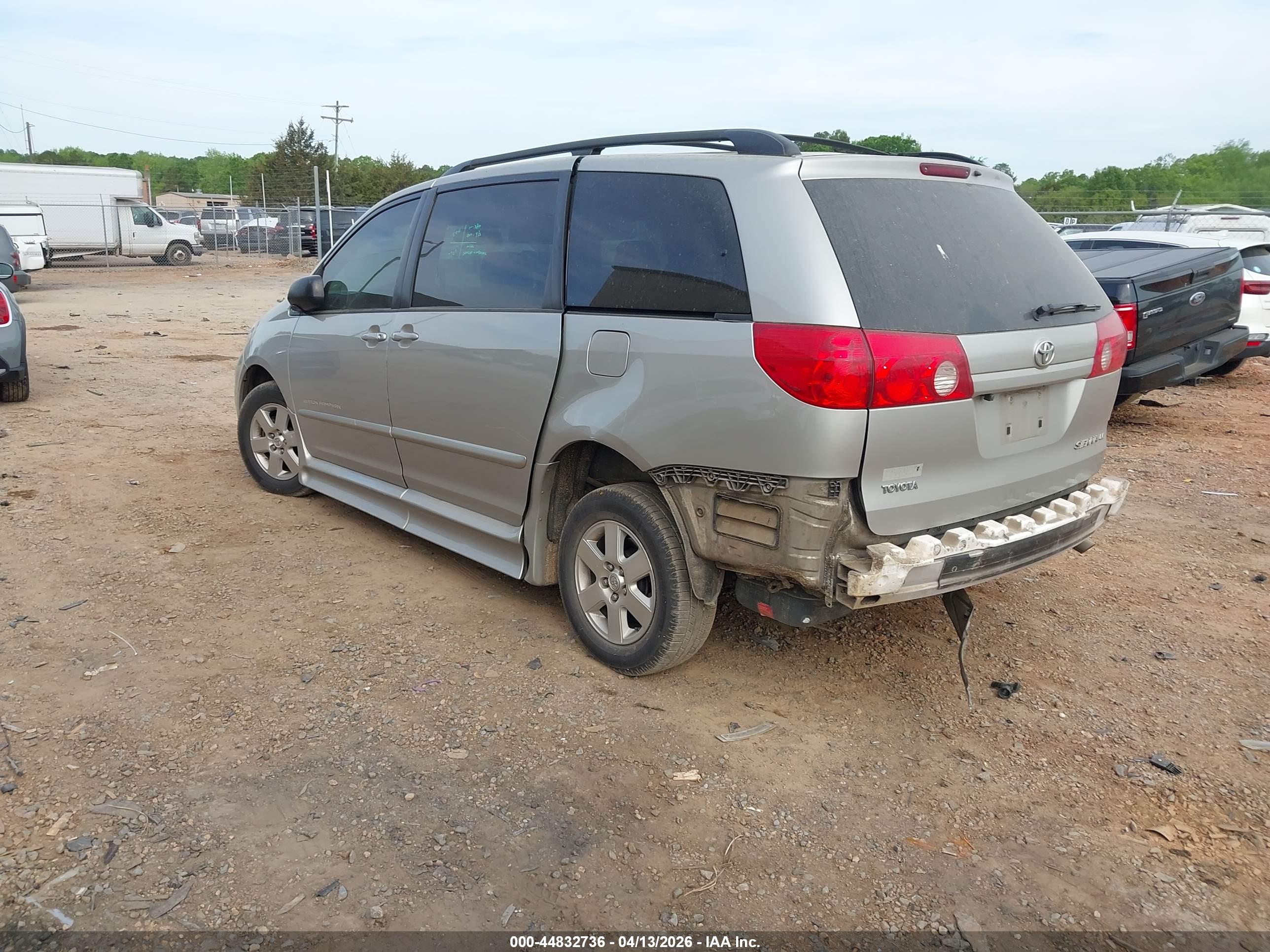 TOYOTA SIENNA image 3