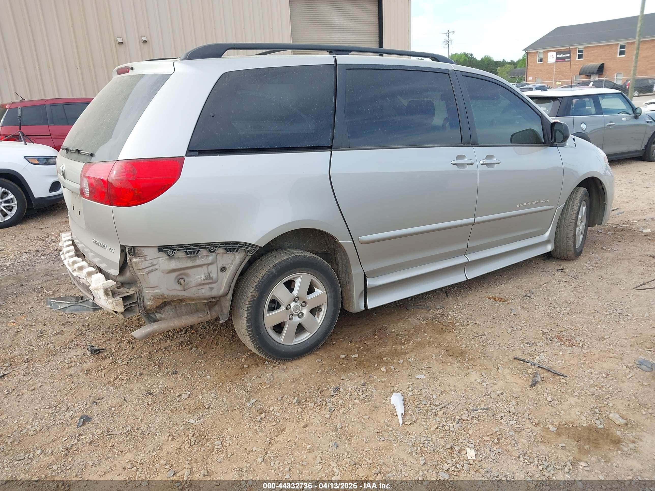 TOYOTA SIENNA image 4