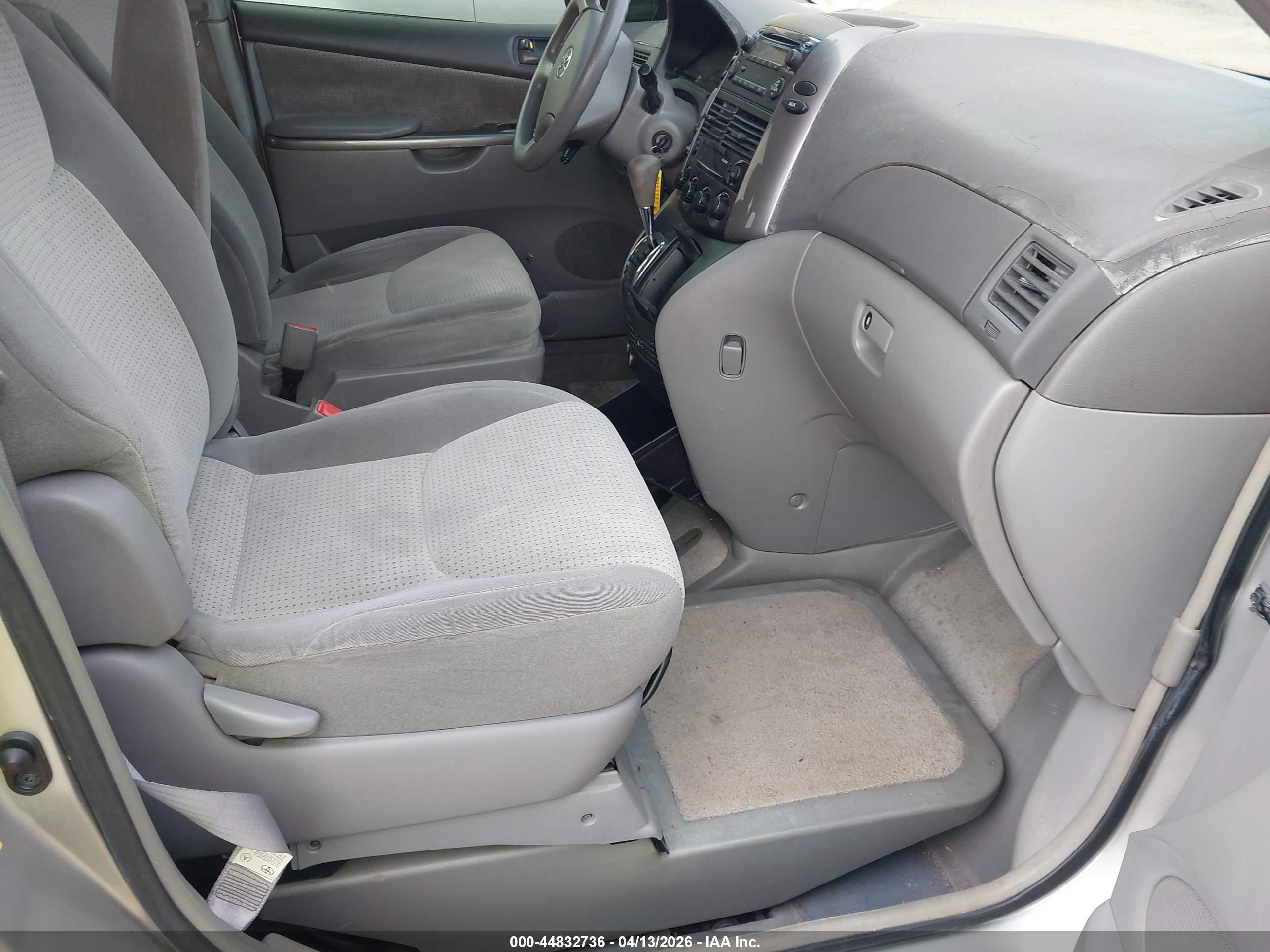 TOYOTA SIENNA image 5