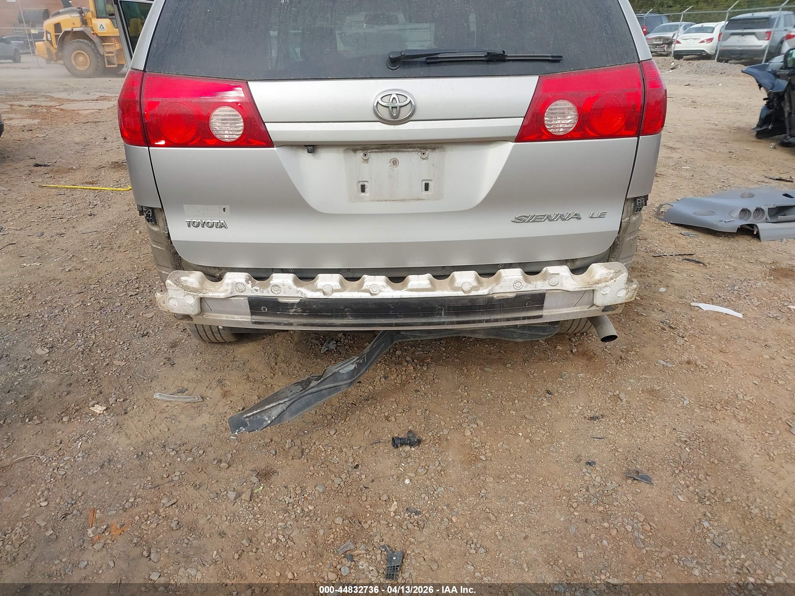 TOYOTA SIENNA image 6