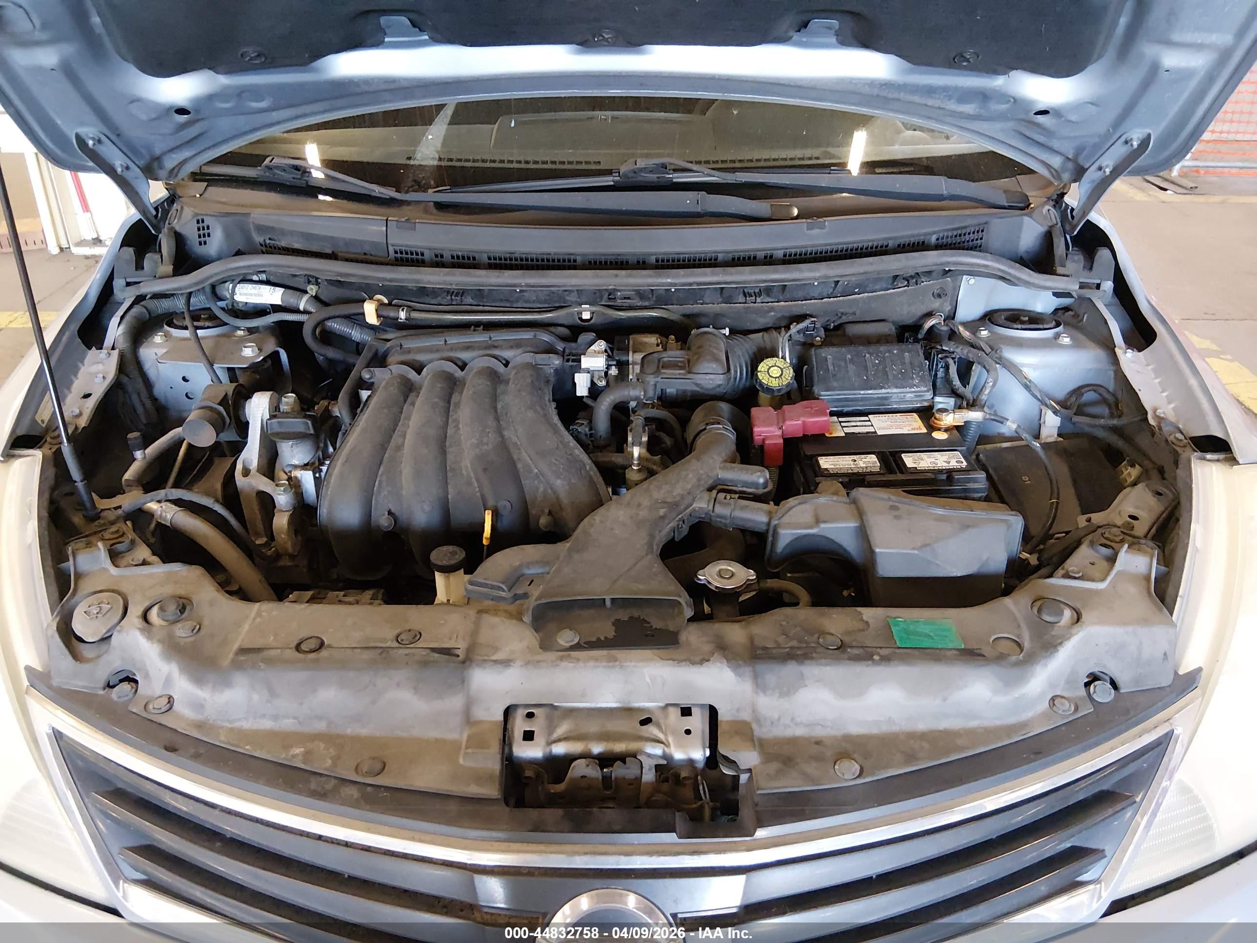 NISSAN VERSA image 10