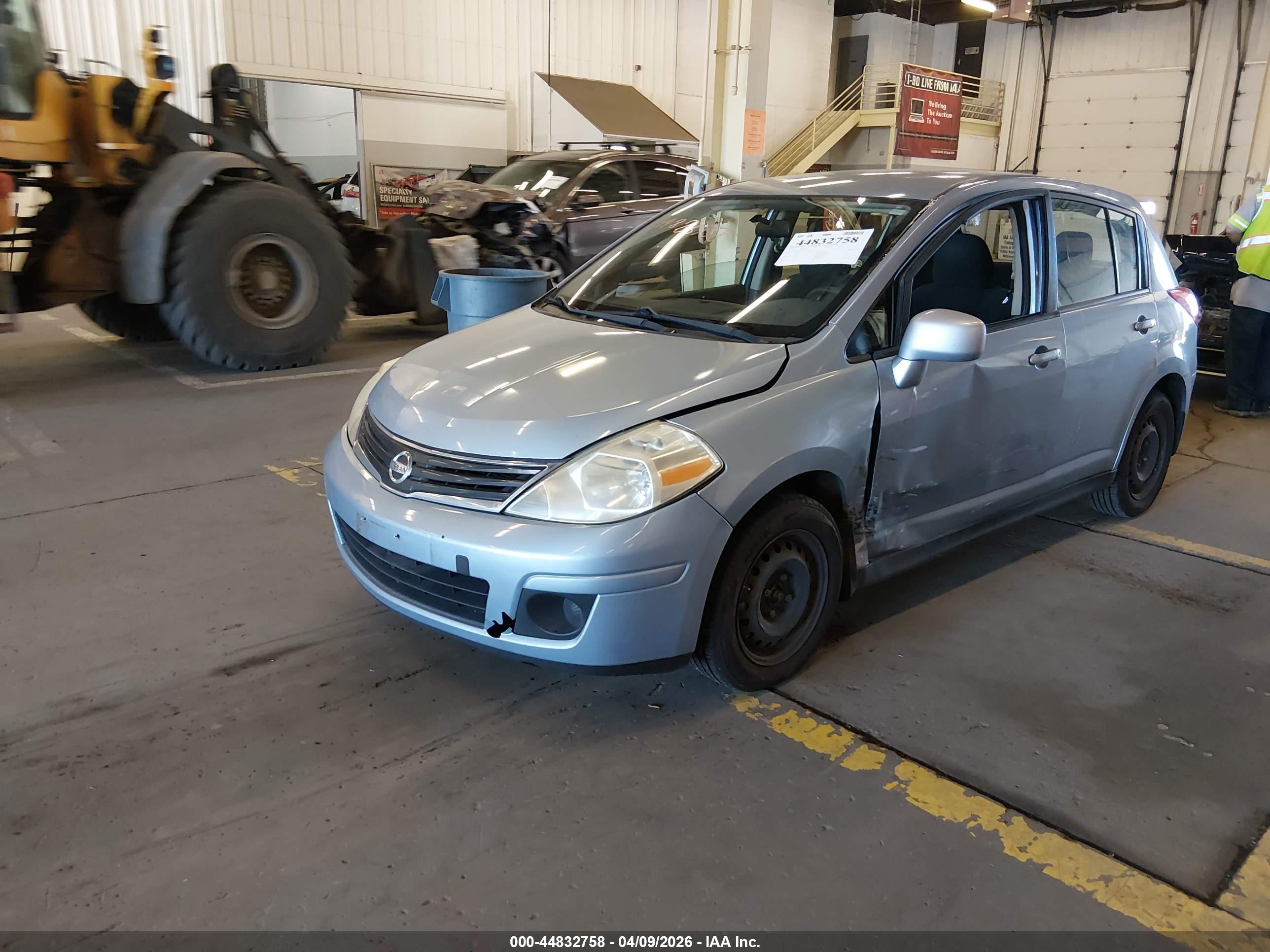 NISSAN VERSA image 2