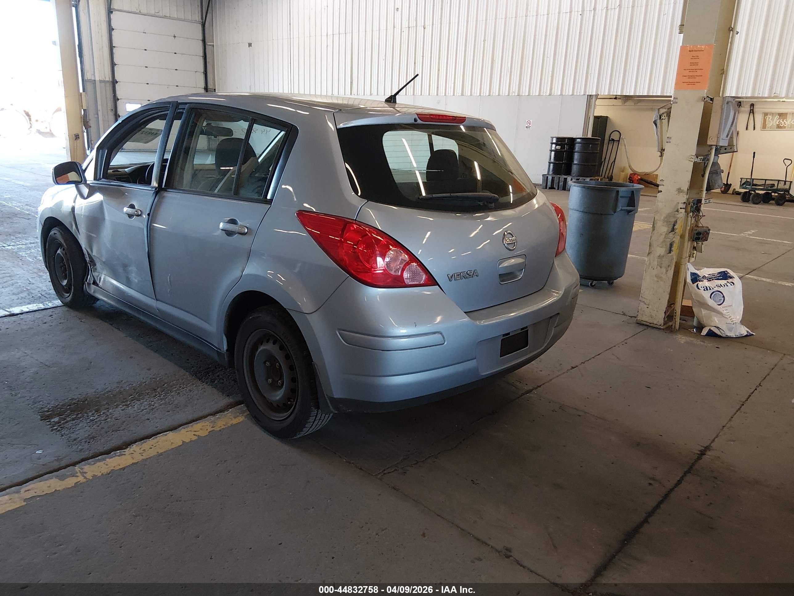 NISSAN VERSA image 3