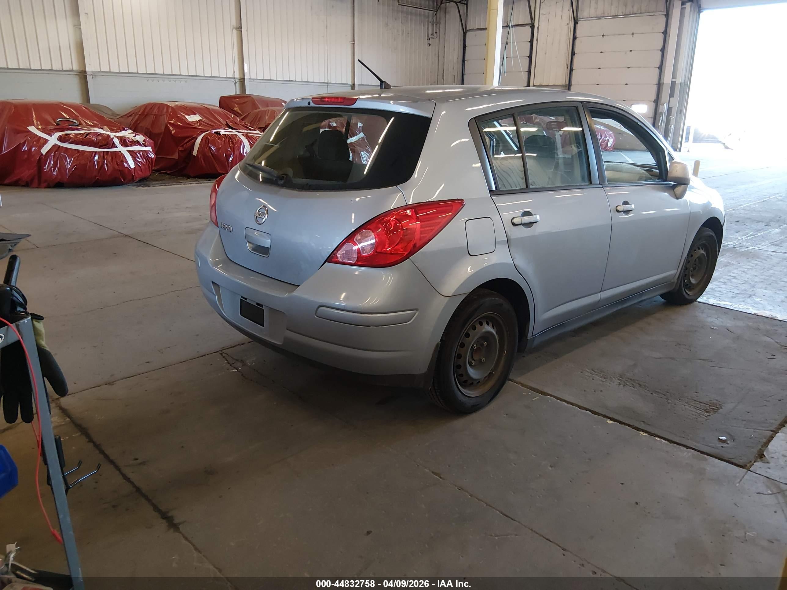 NISSAN VERSA image 4