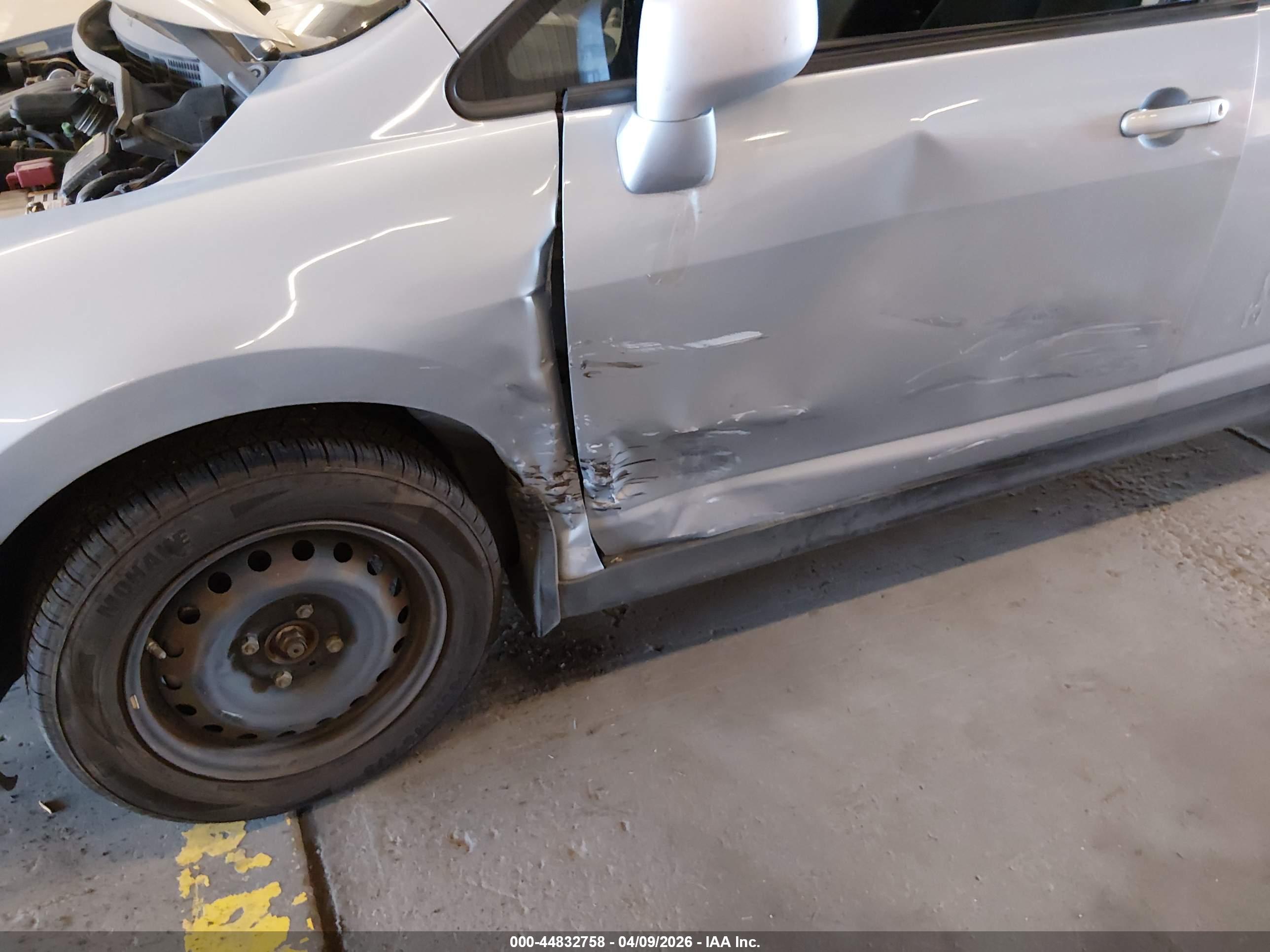NISSAN VERSA image 6
