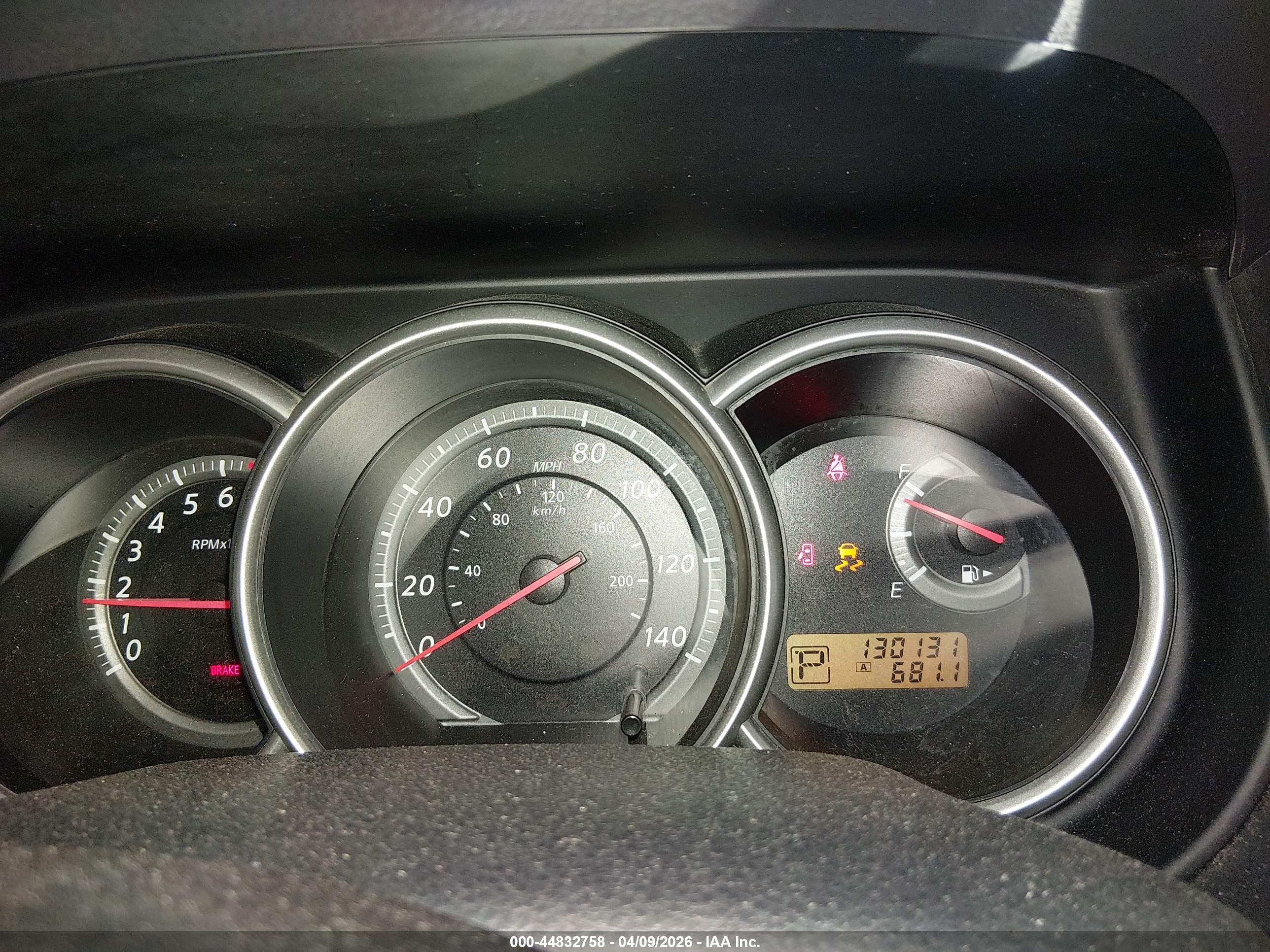 NISSAN VERSA image 7