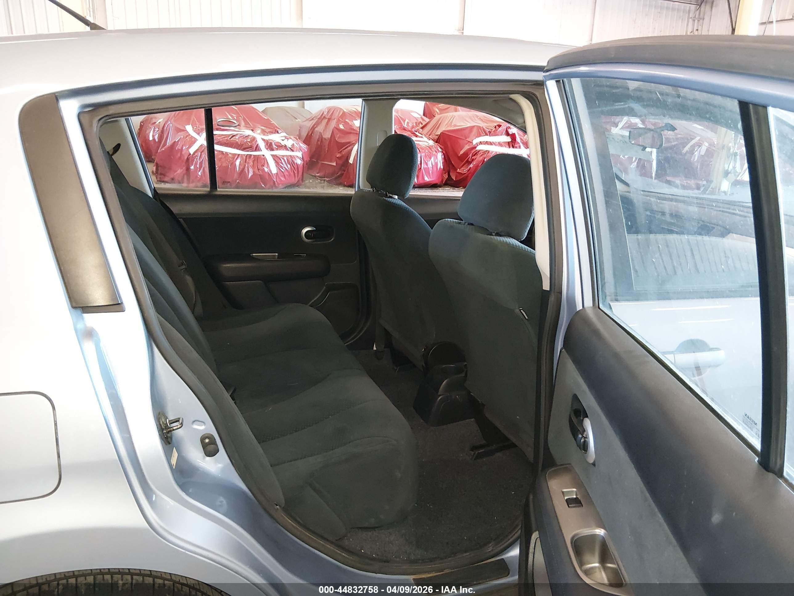 NISSAN VERSA image 8