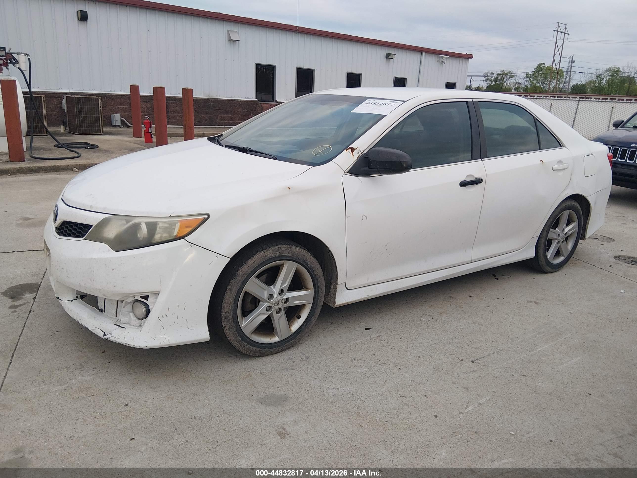 TOYOTA CAMRY image 2