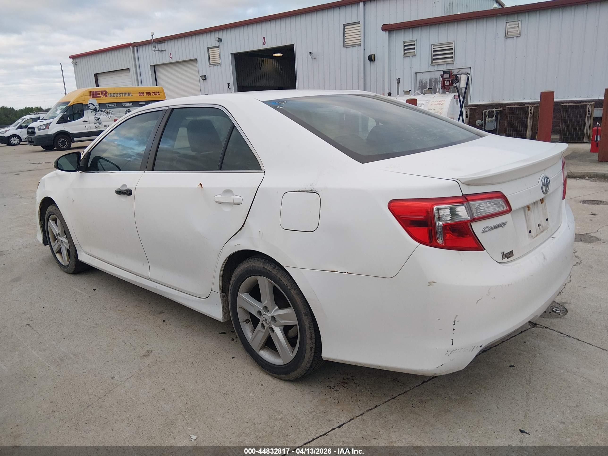 TOYOTA CAMRY image 3