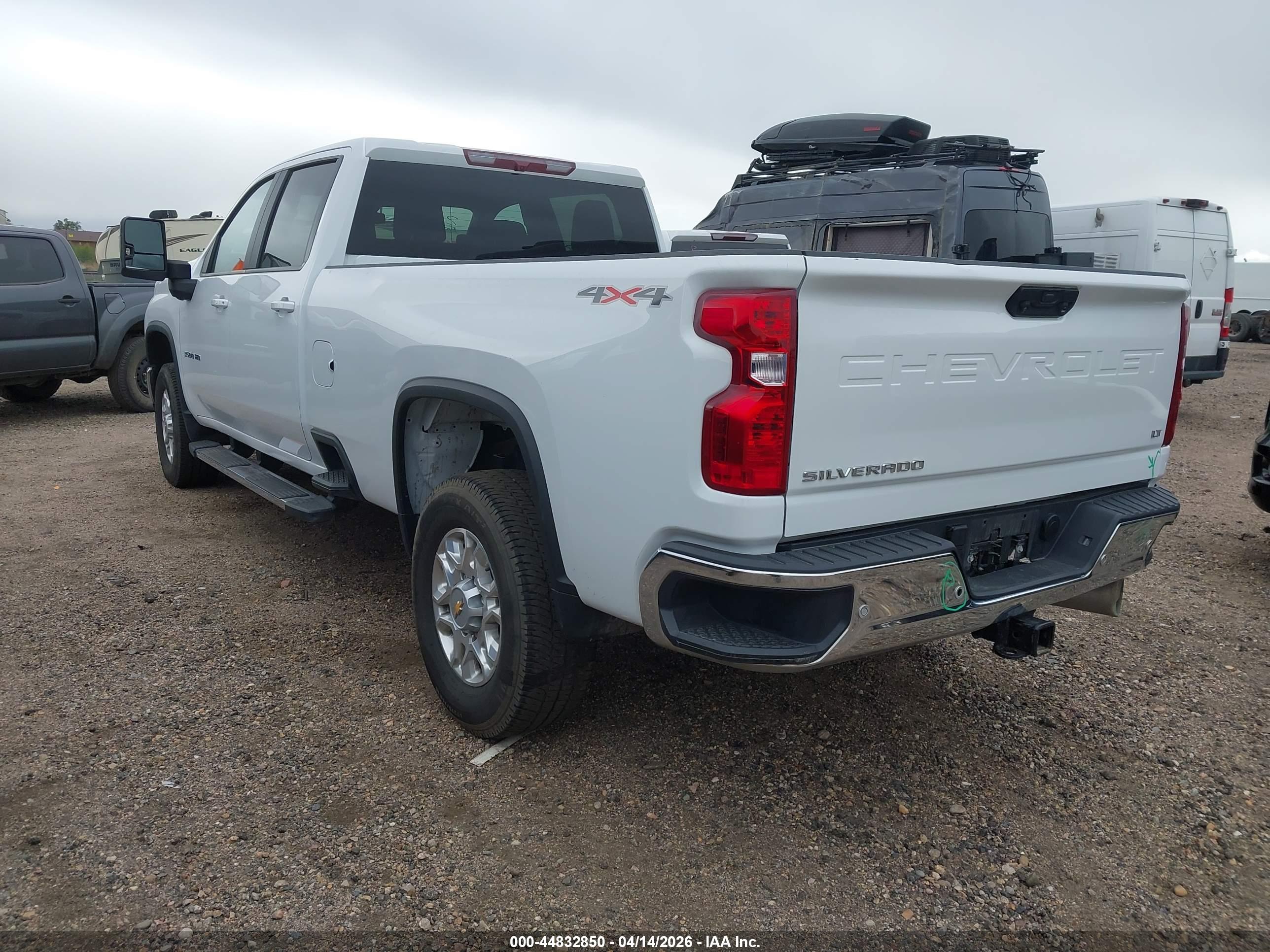 CHEVROLET SILVERADO image 3