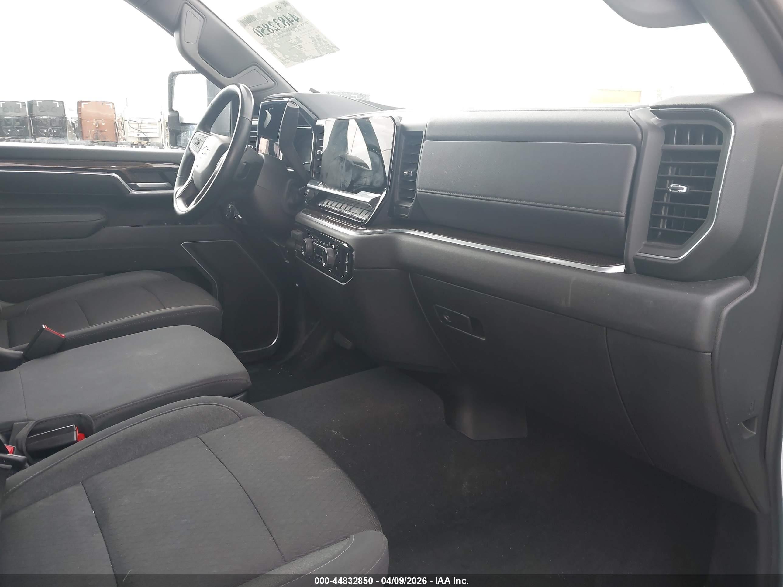 CHEVROLET SILVERADO image 7