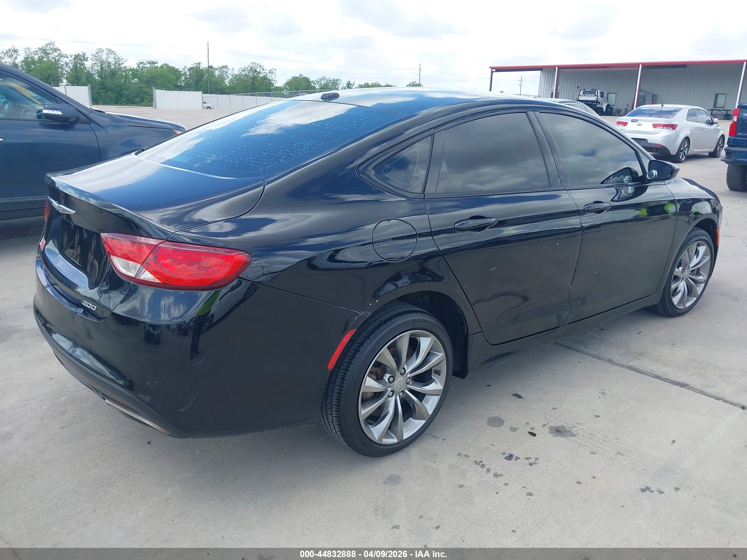 CHRYSLER 200 image 4