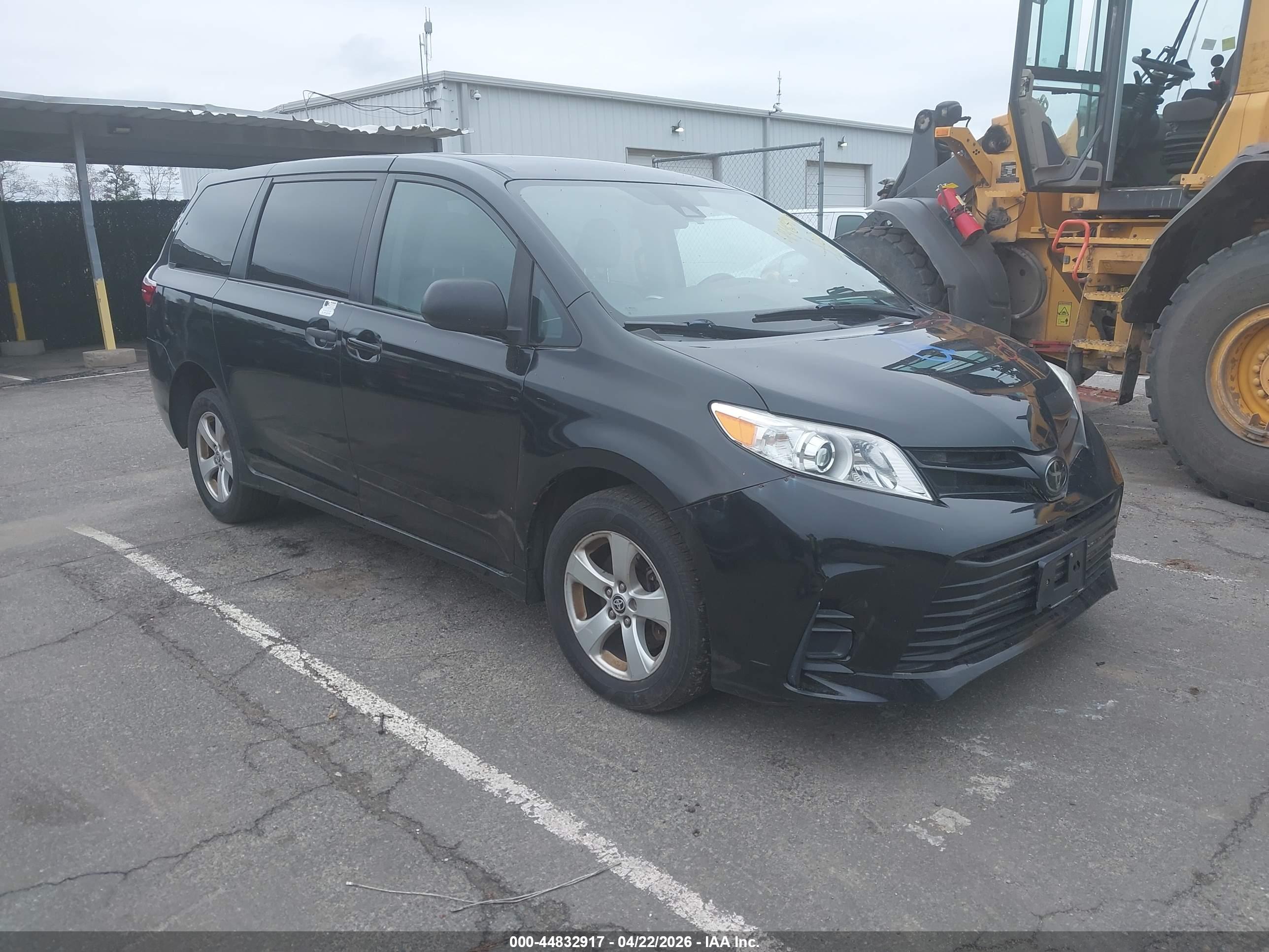 TOYOTA SIENNA image 2