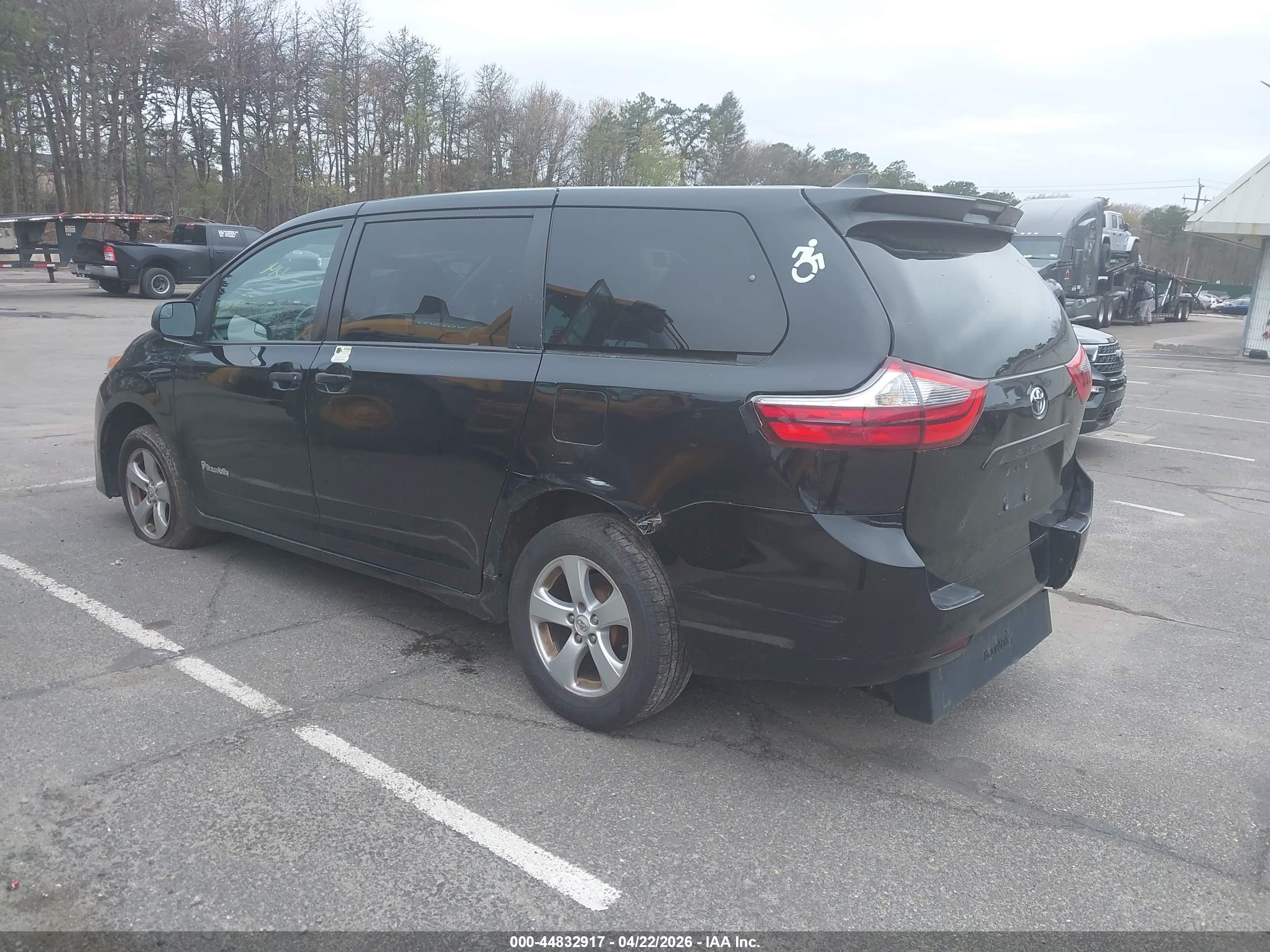 TOYOTA SIENNA image 3