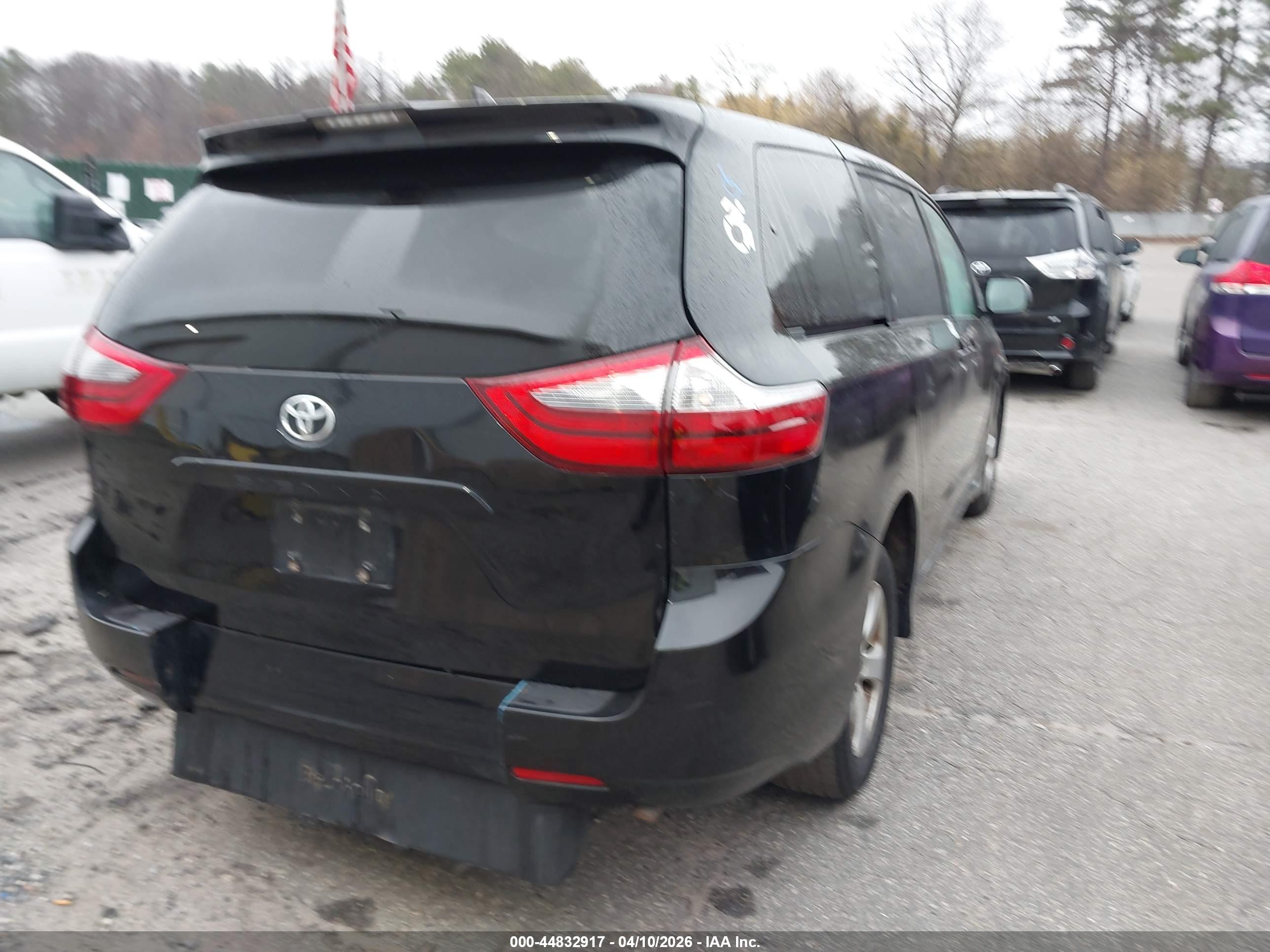 TOYOTA SIENNA image 4