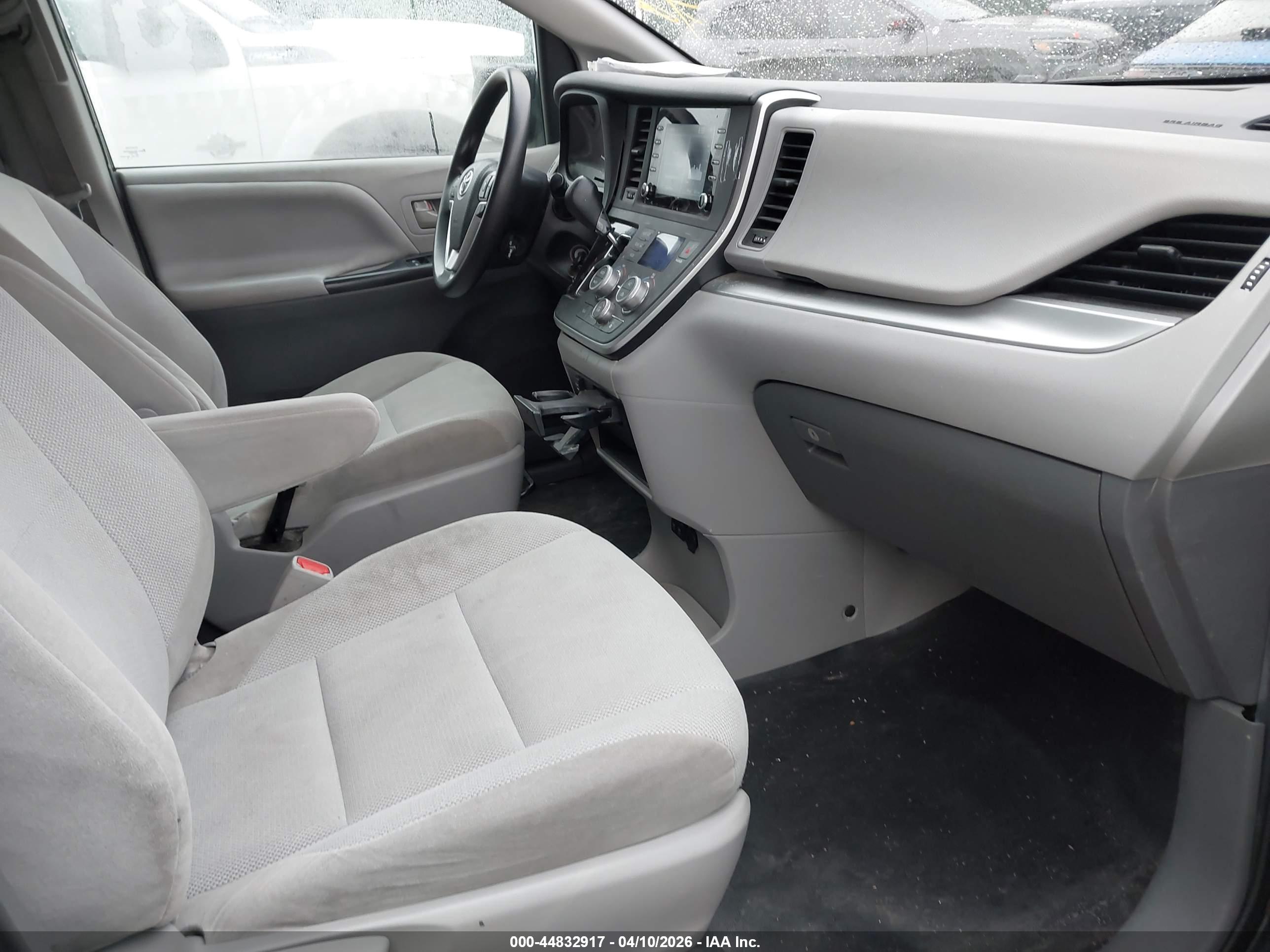 TOYOTA SIENNA image 5