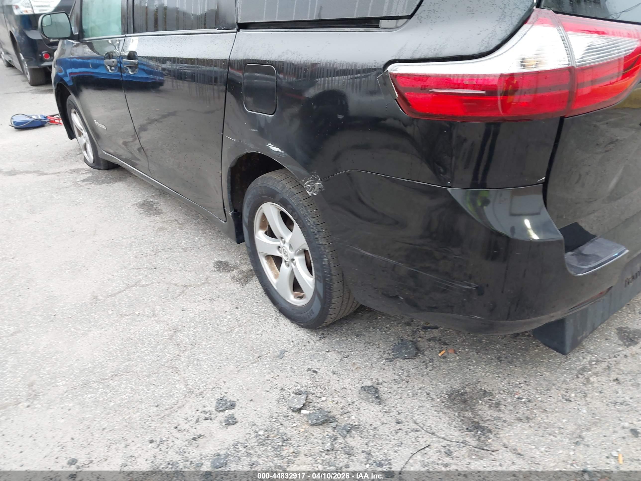 TOYOTA SIENNA image 6