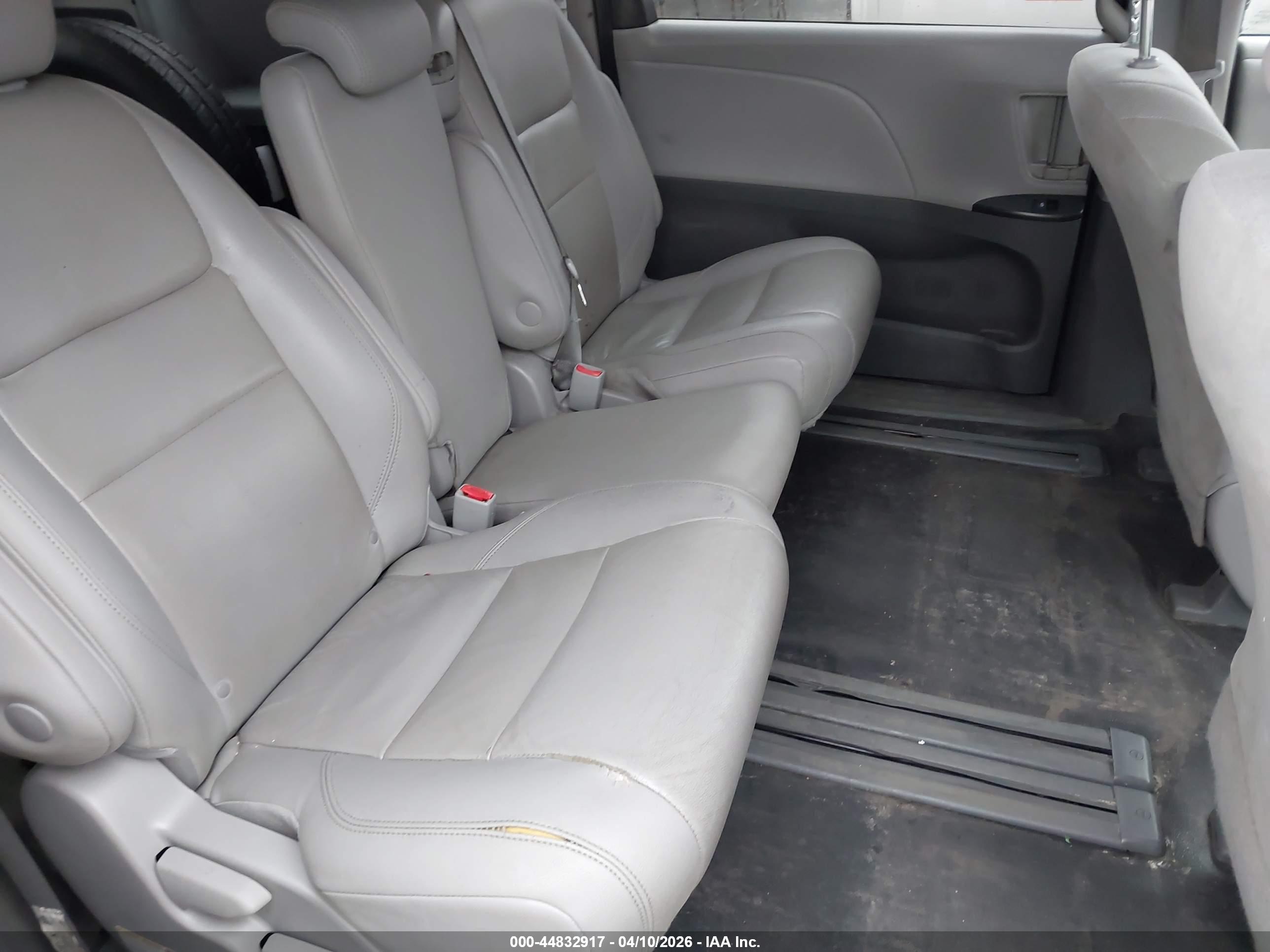 TOYOTA SIENNA image 8