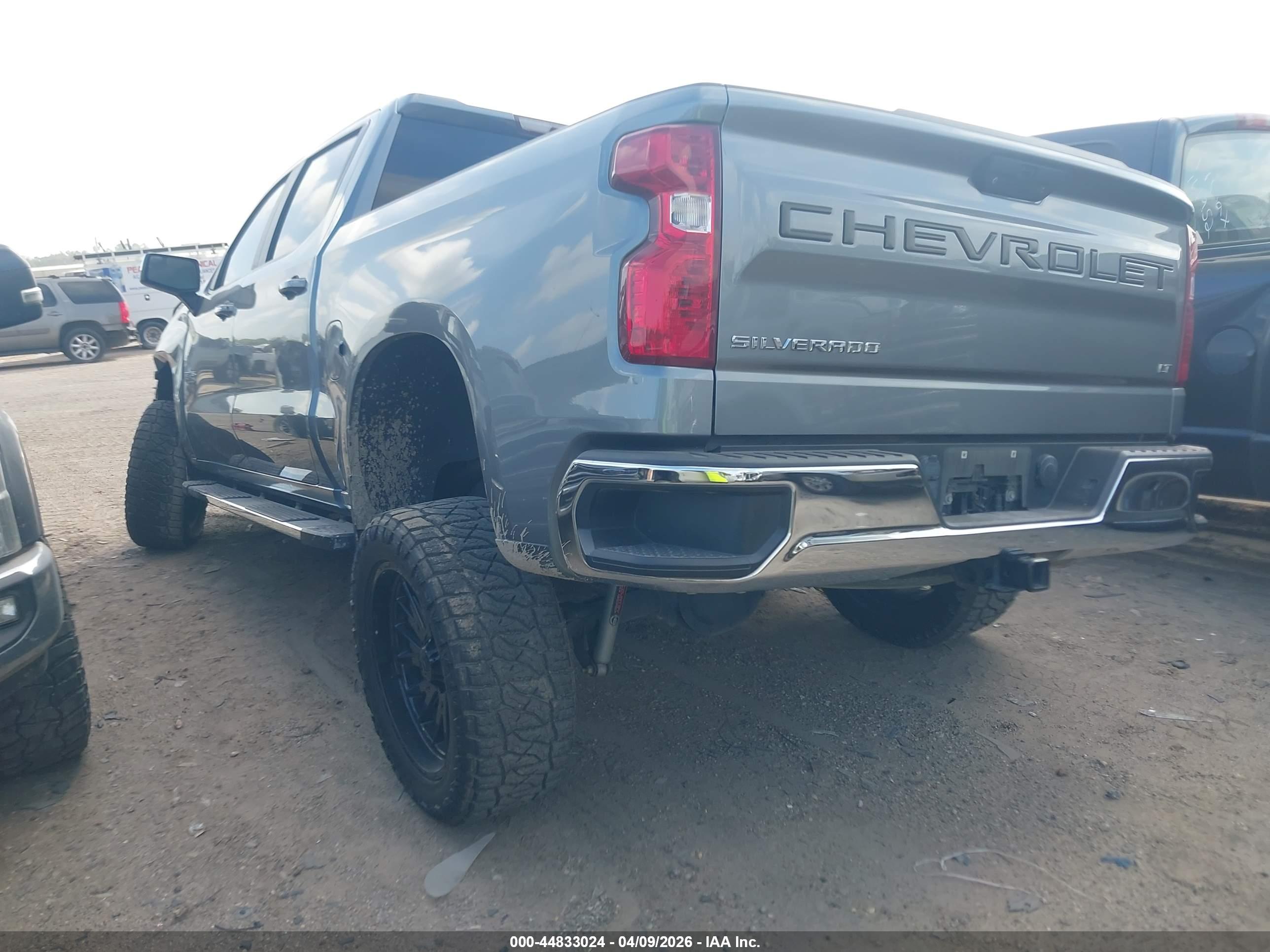 CHEVROLET SILVERADO image 3