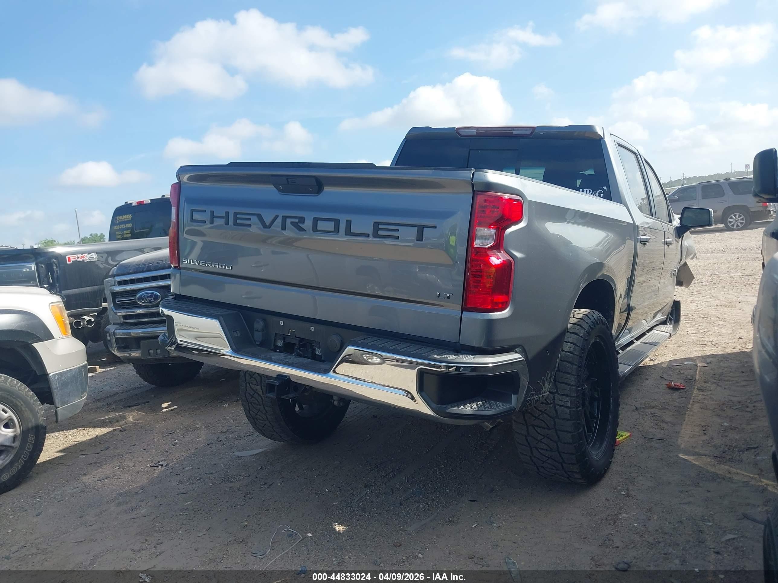 CHEVROLET SILVERADO image 4