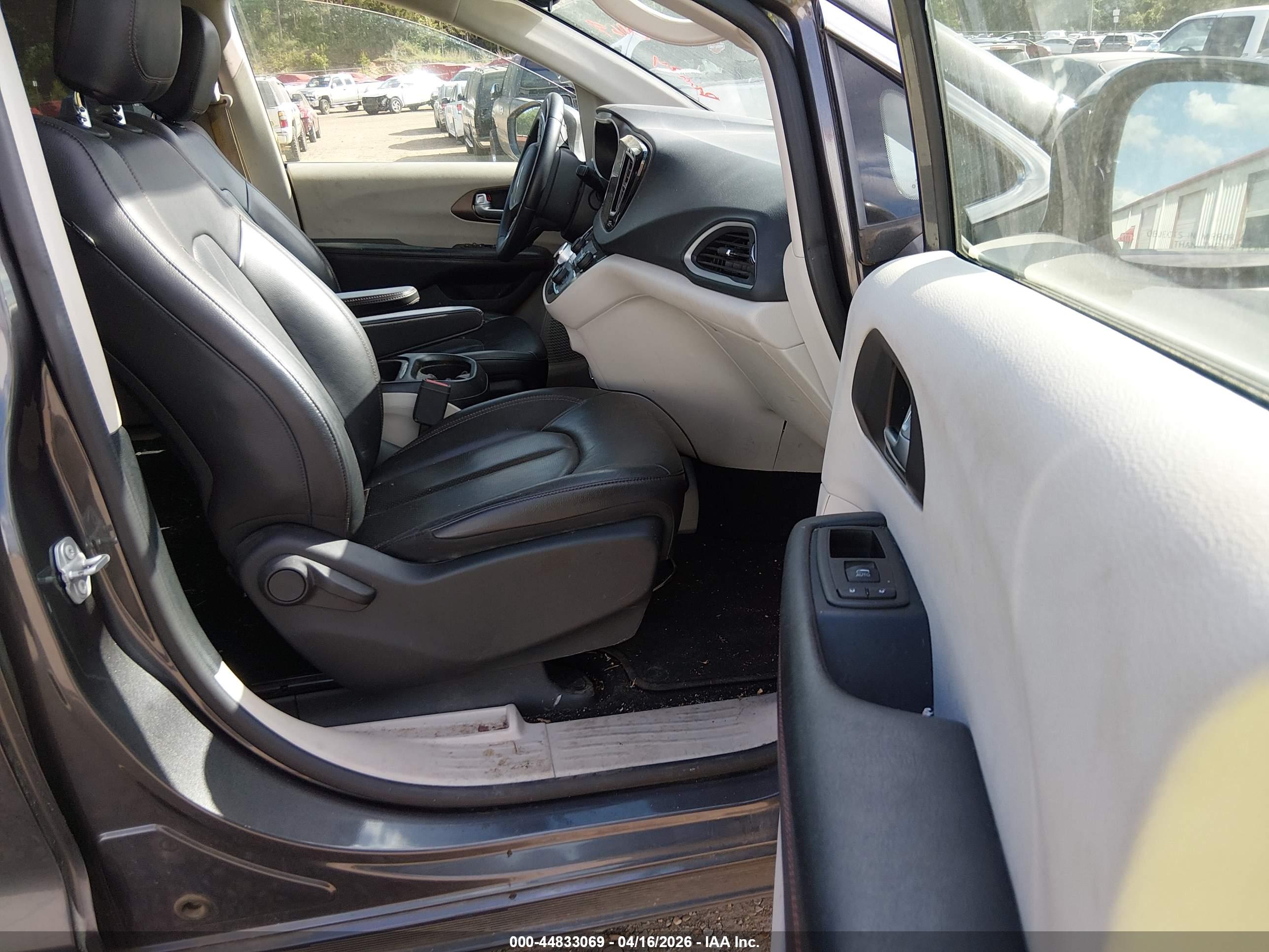 CHRYSLER PACIFICA image 5