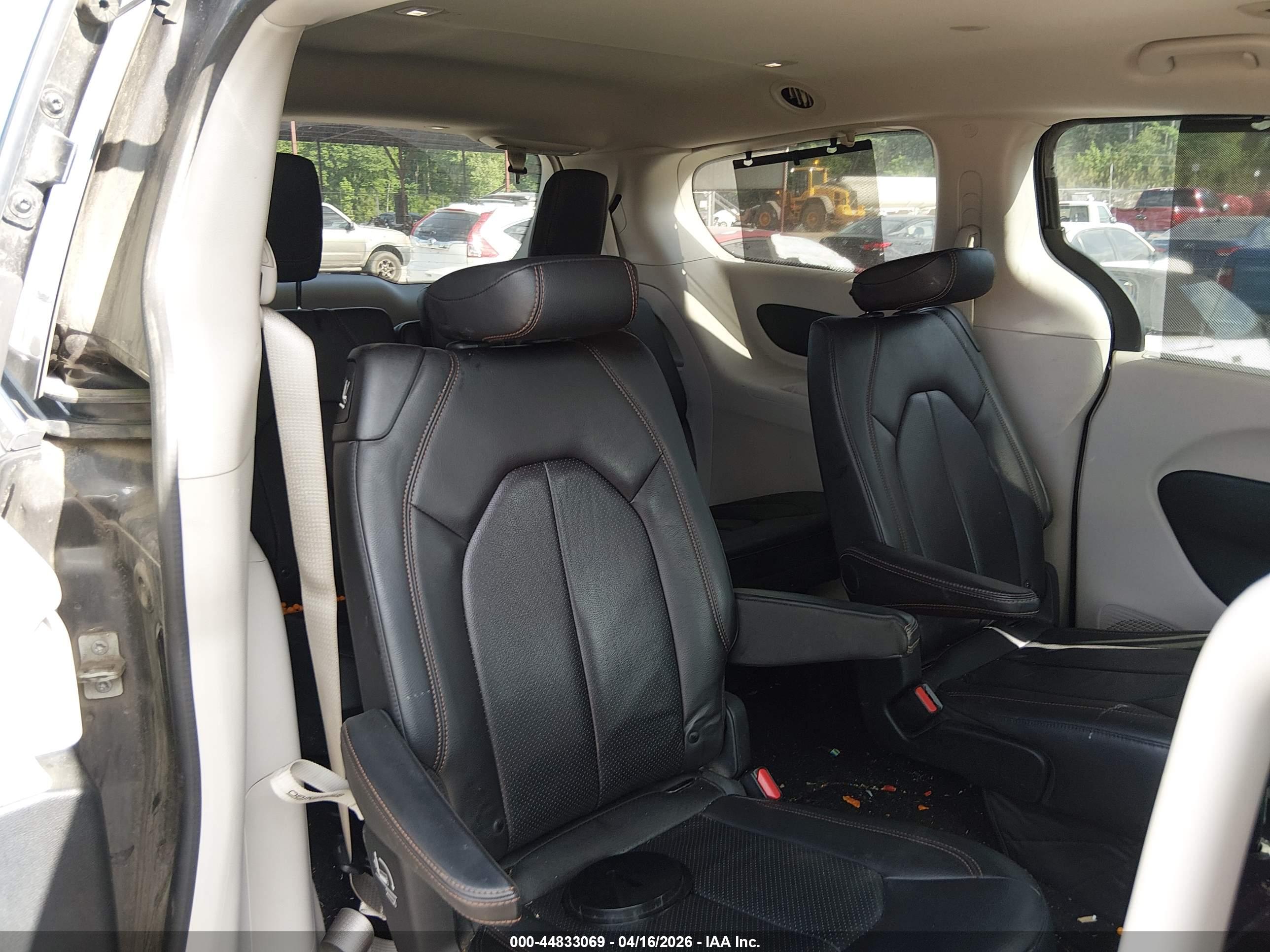 CHRYSLER PACIFICA image 8