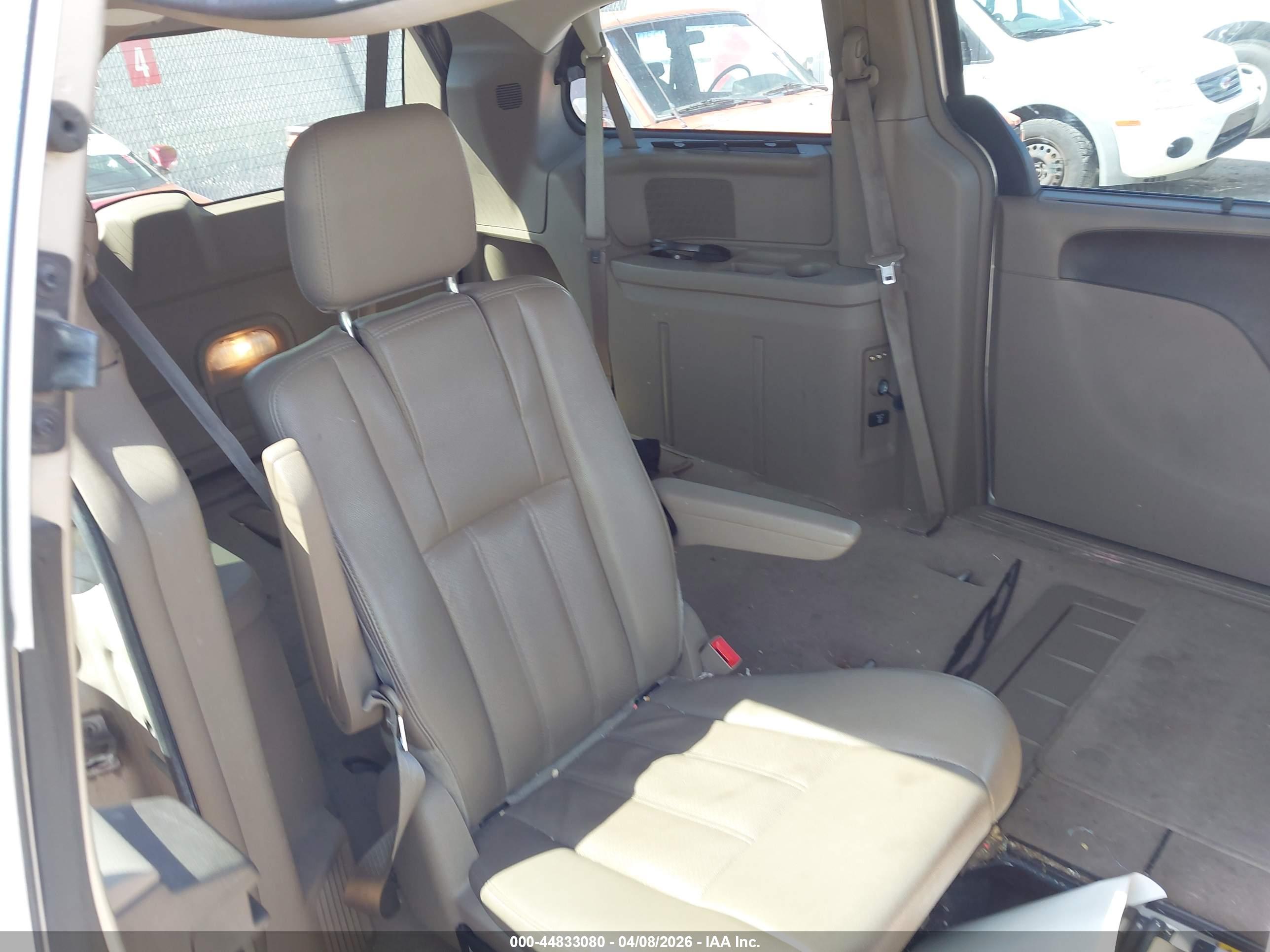 CHRYSLER TOWN image 8