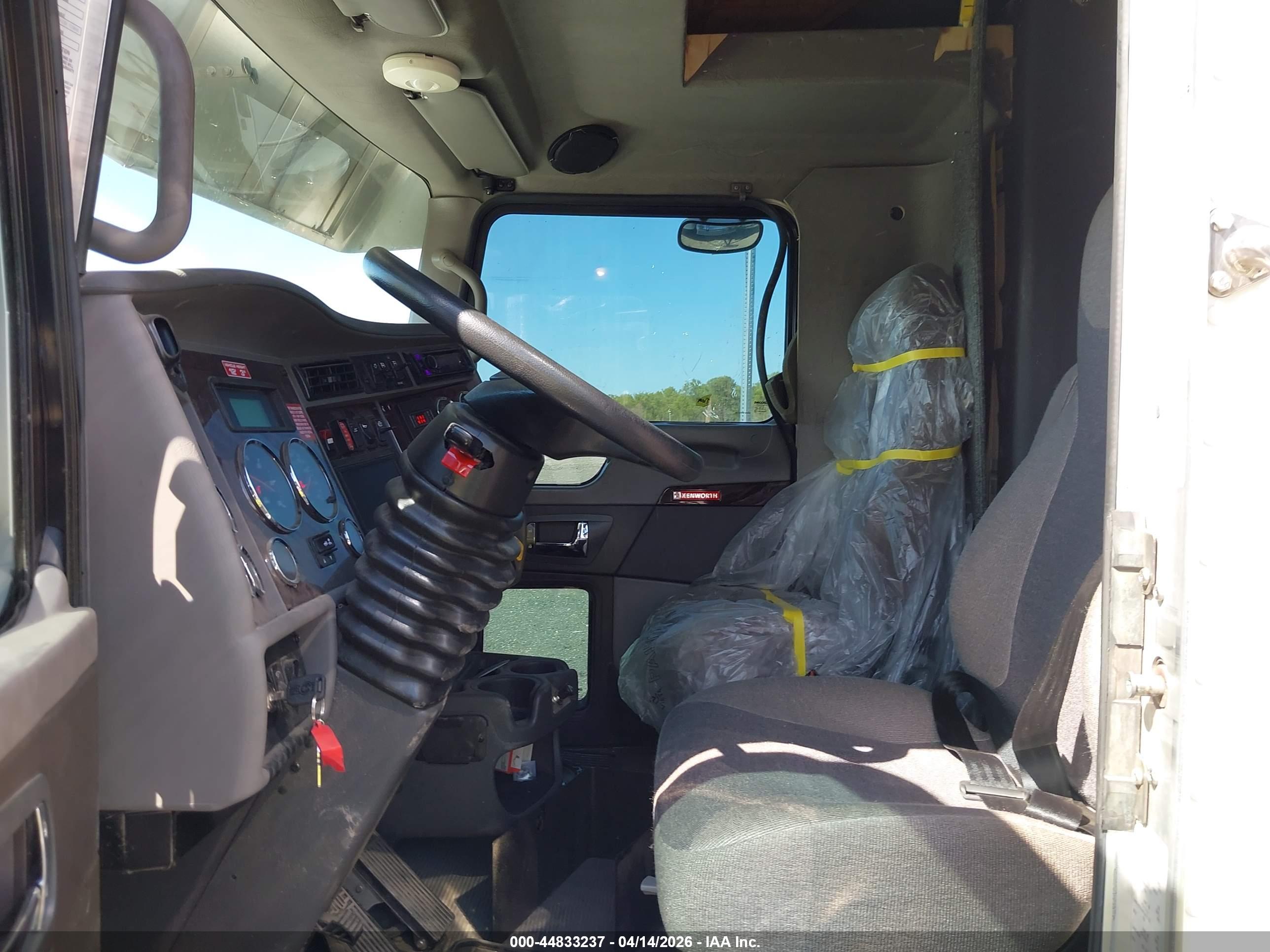 KENWORTH T3 image 7