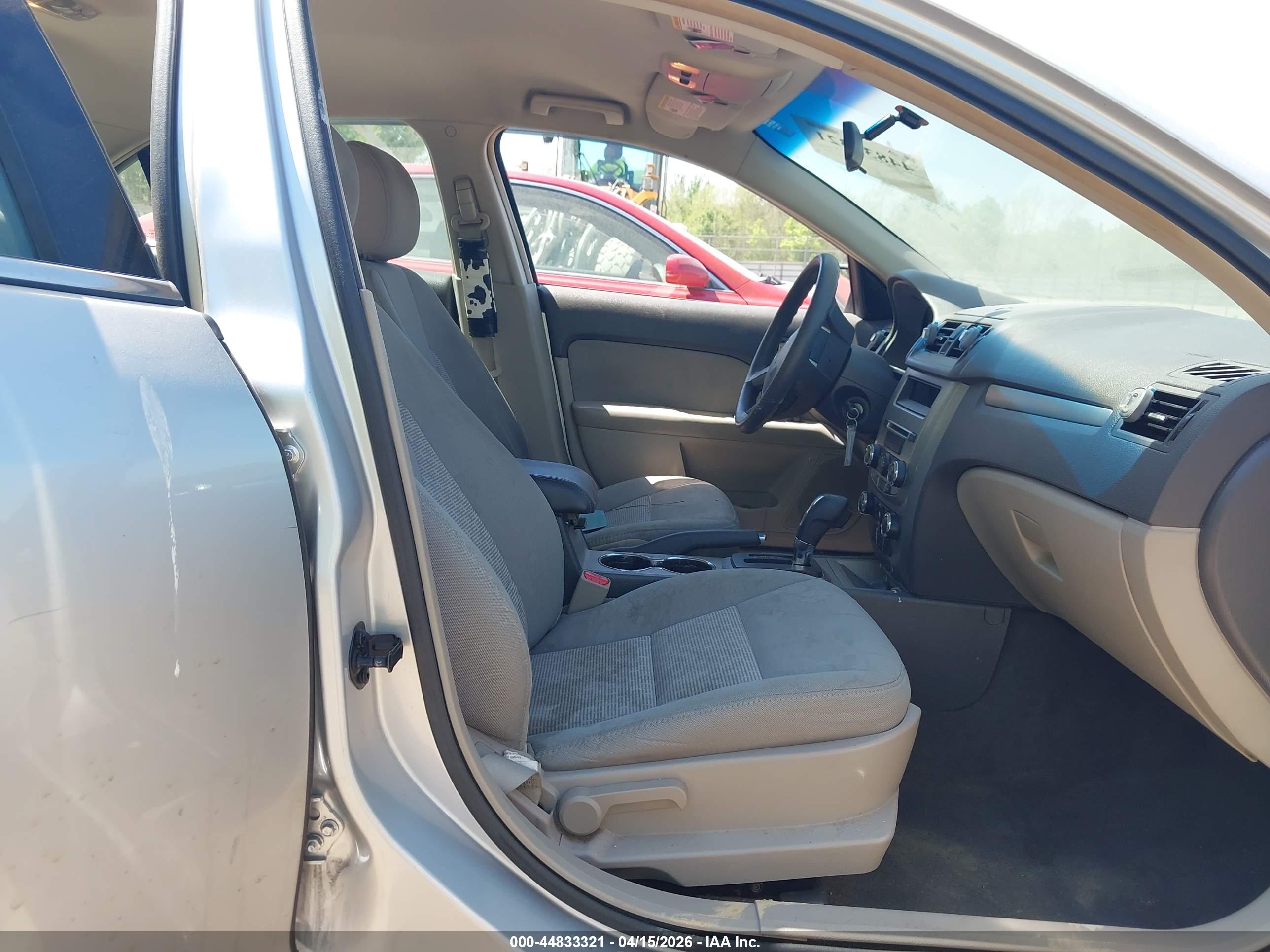 FORD FUSION image 5